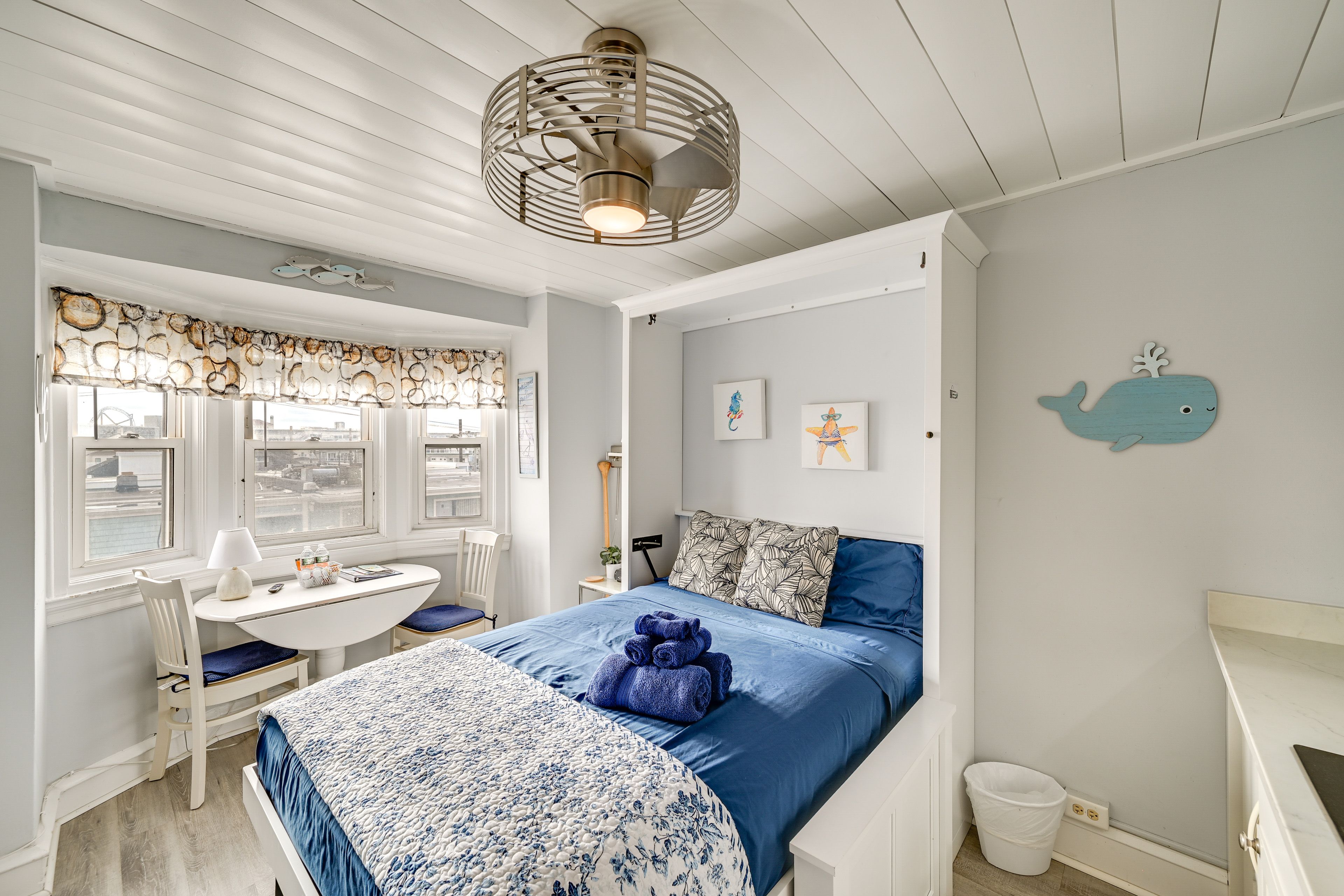 Studio | Full Murphy Bed | Linens