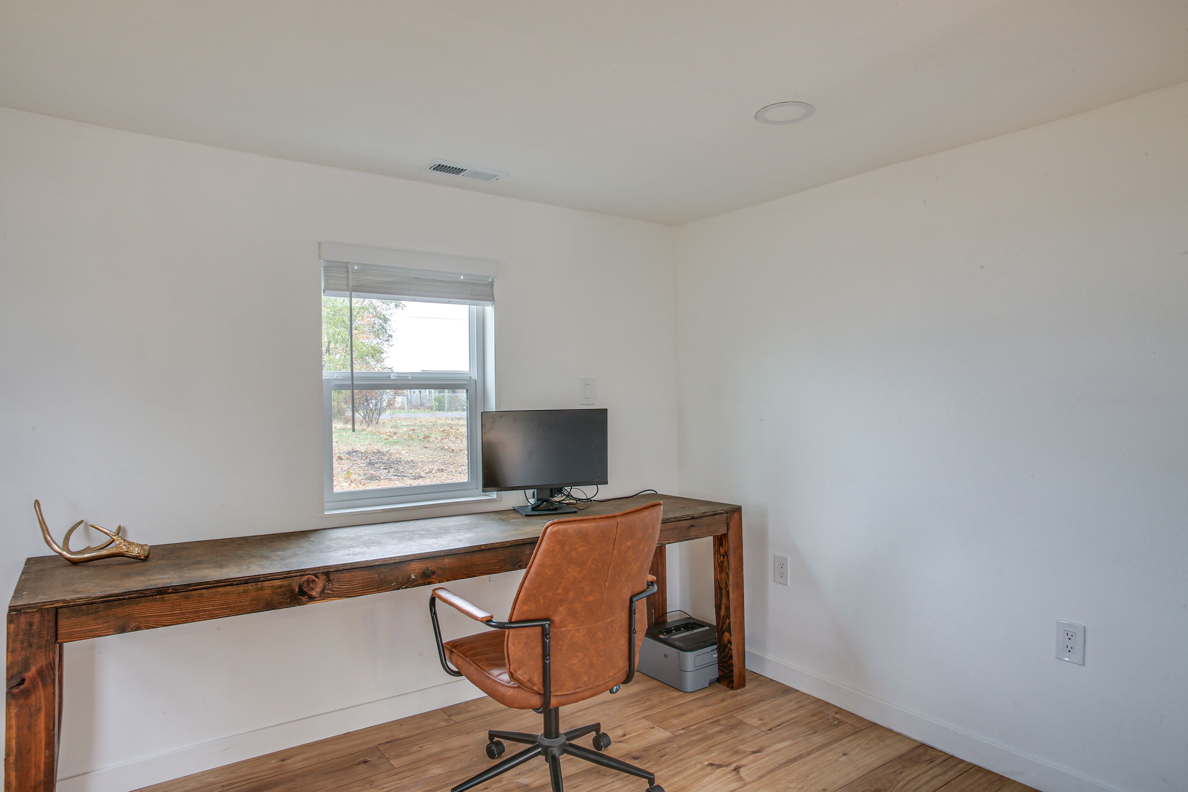 Office | Monitor | Printer | Free WiFi