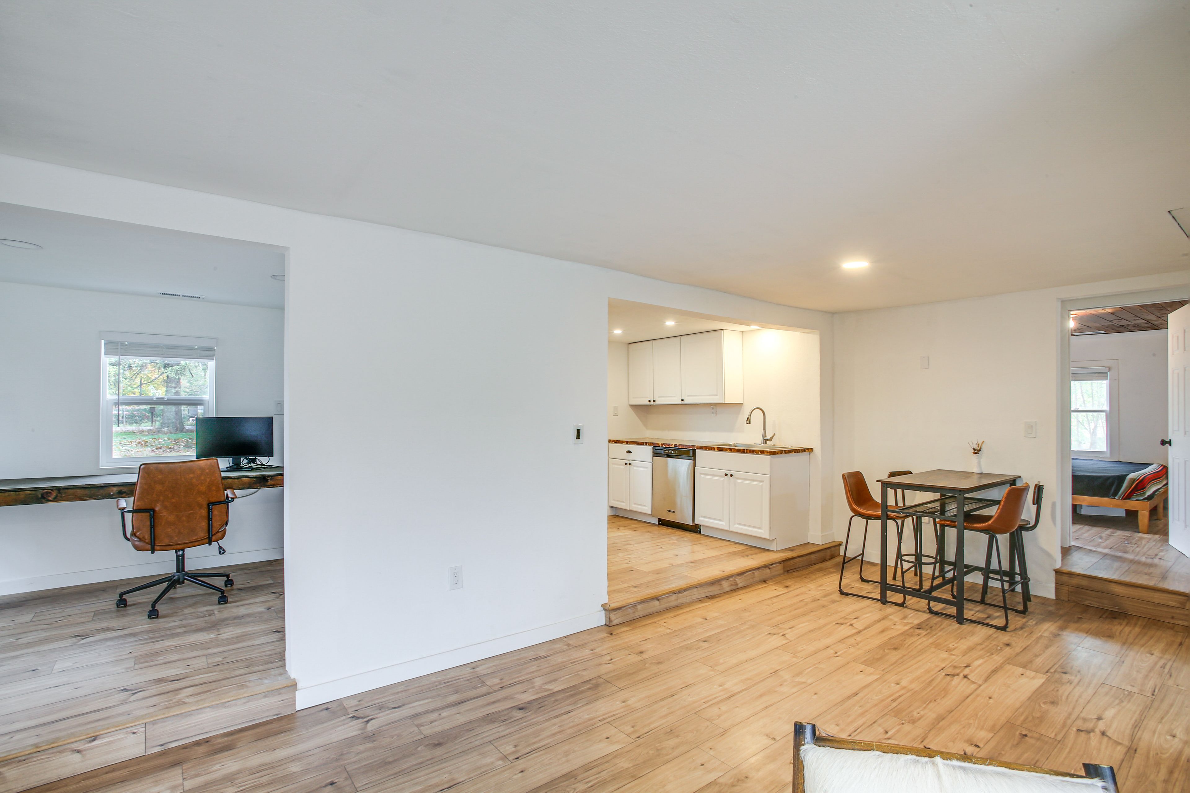 Dining Table | Dishware/Flatware