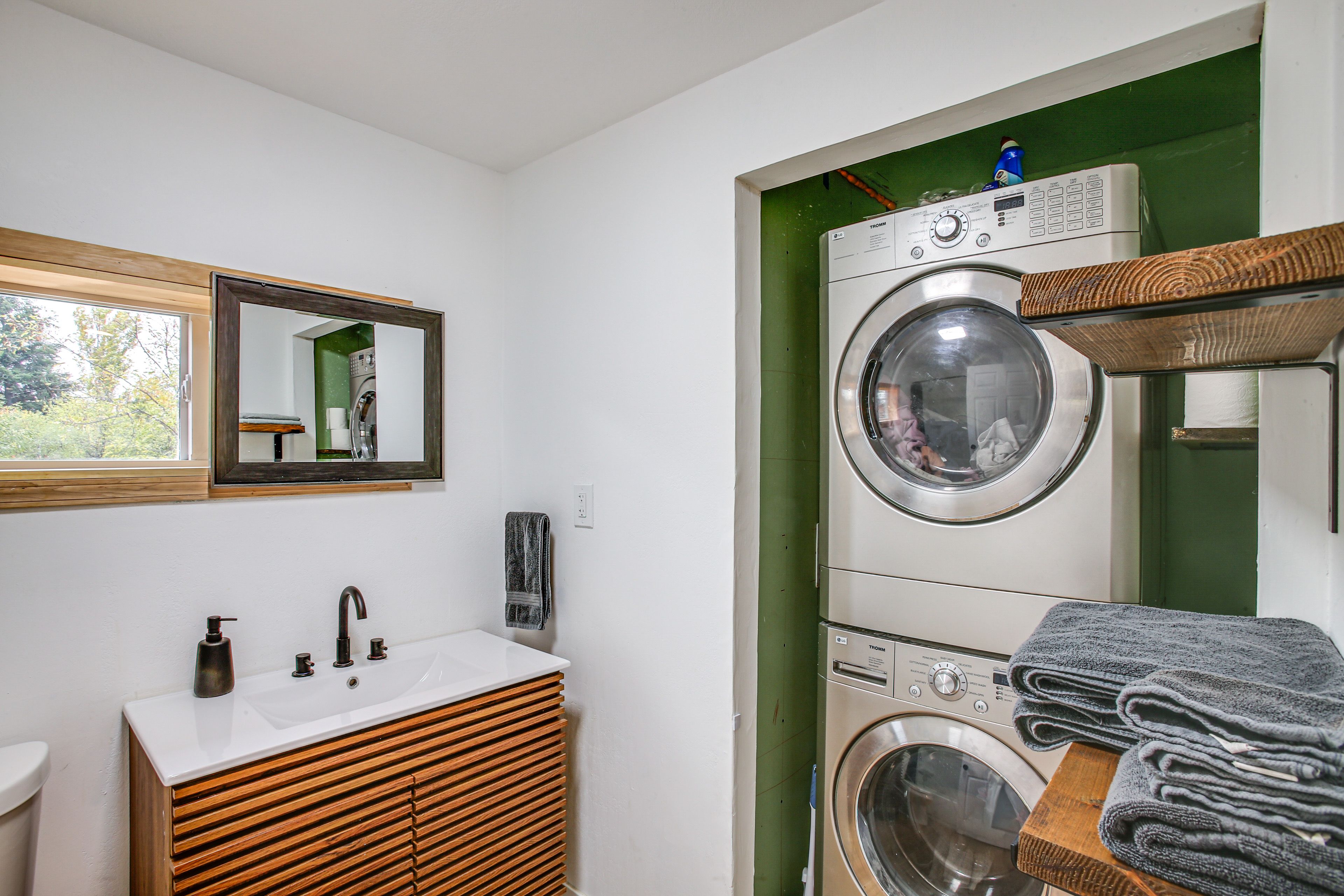 Full Bathroom | Towels Provided | Laundry