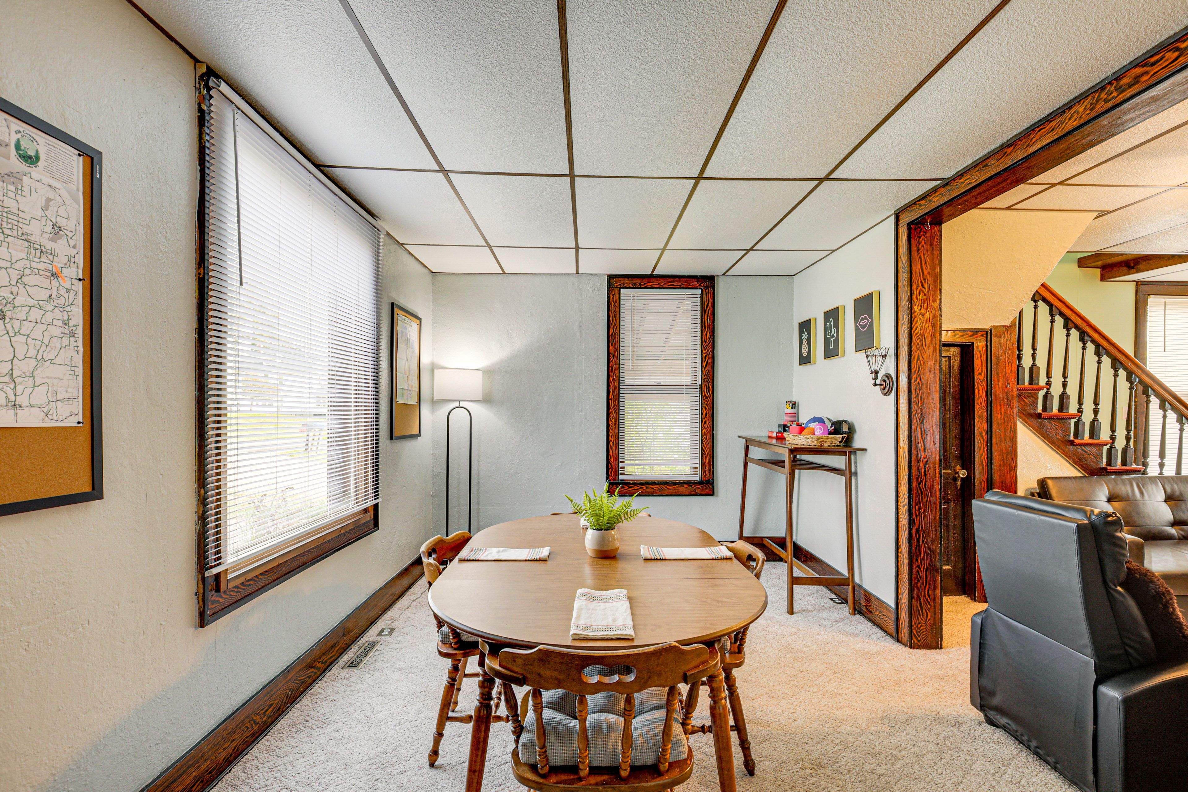 Dining Area | Dishware/Flatware Provided | 1st Floor