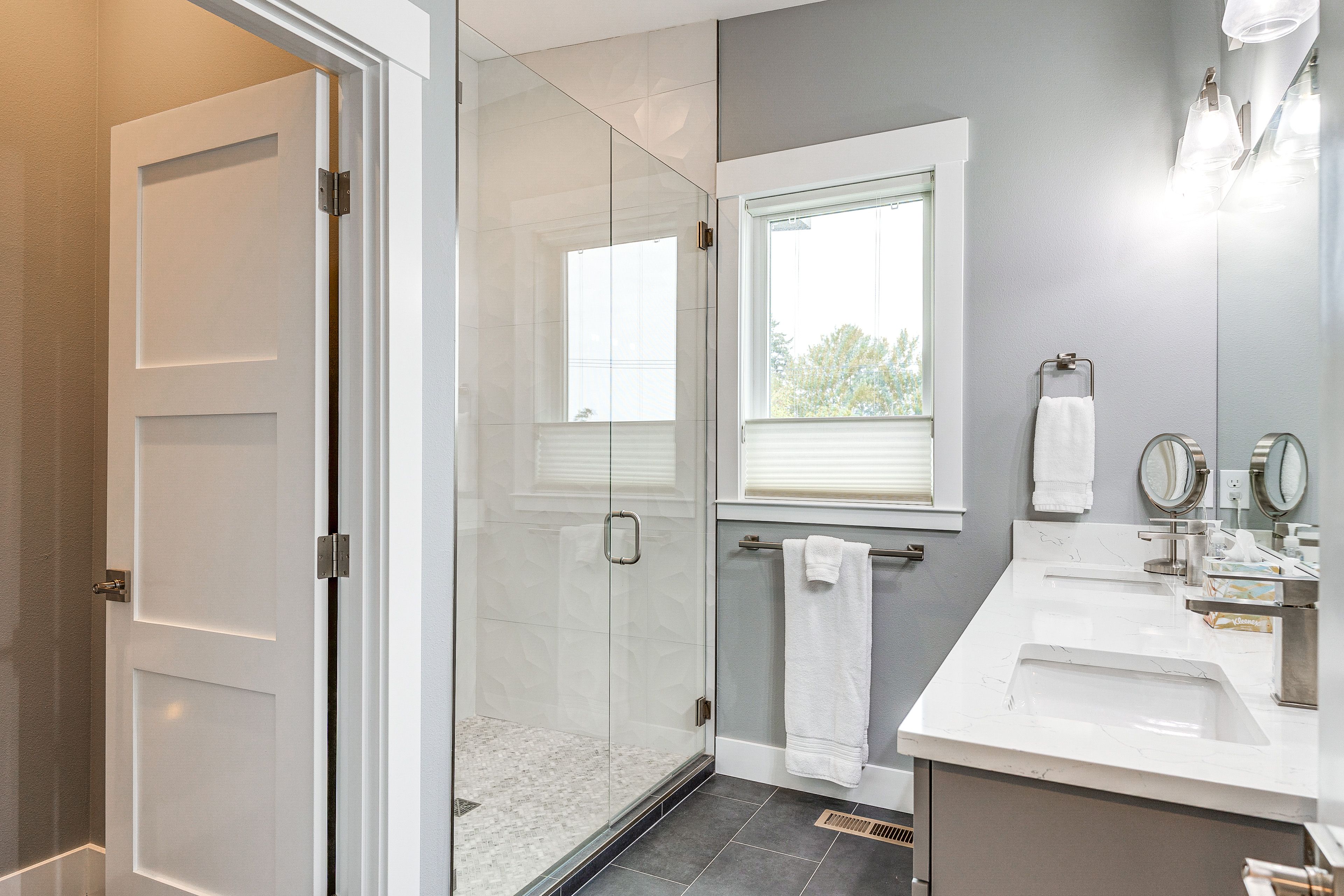 En-Suite Bathroom | Main Floor | Towels Provided