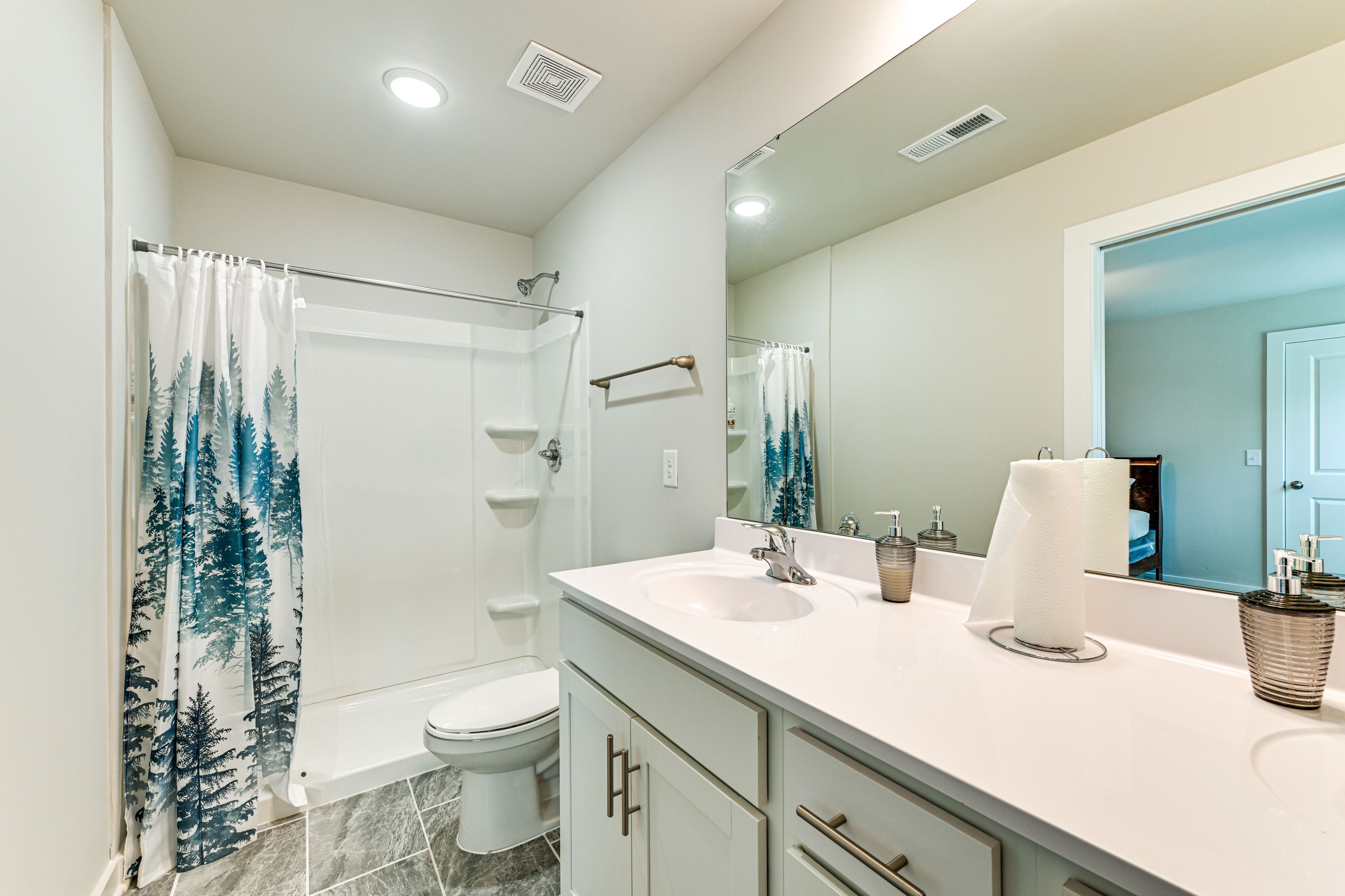 Full Bathroom | 2nd Floor | Towels Provided