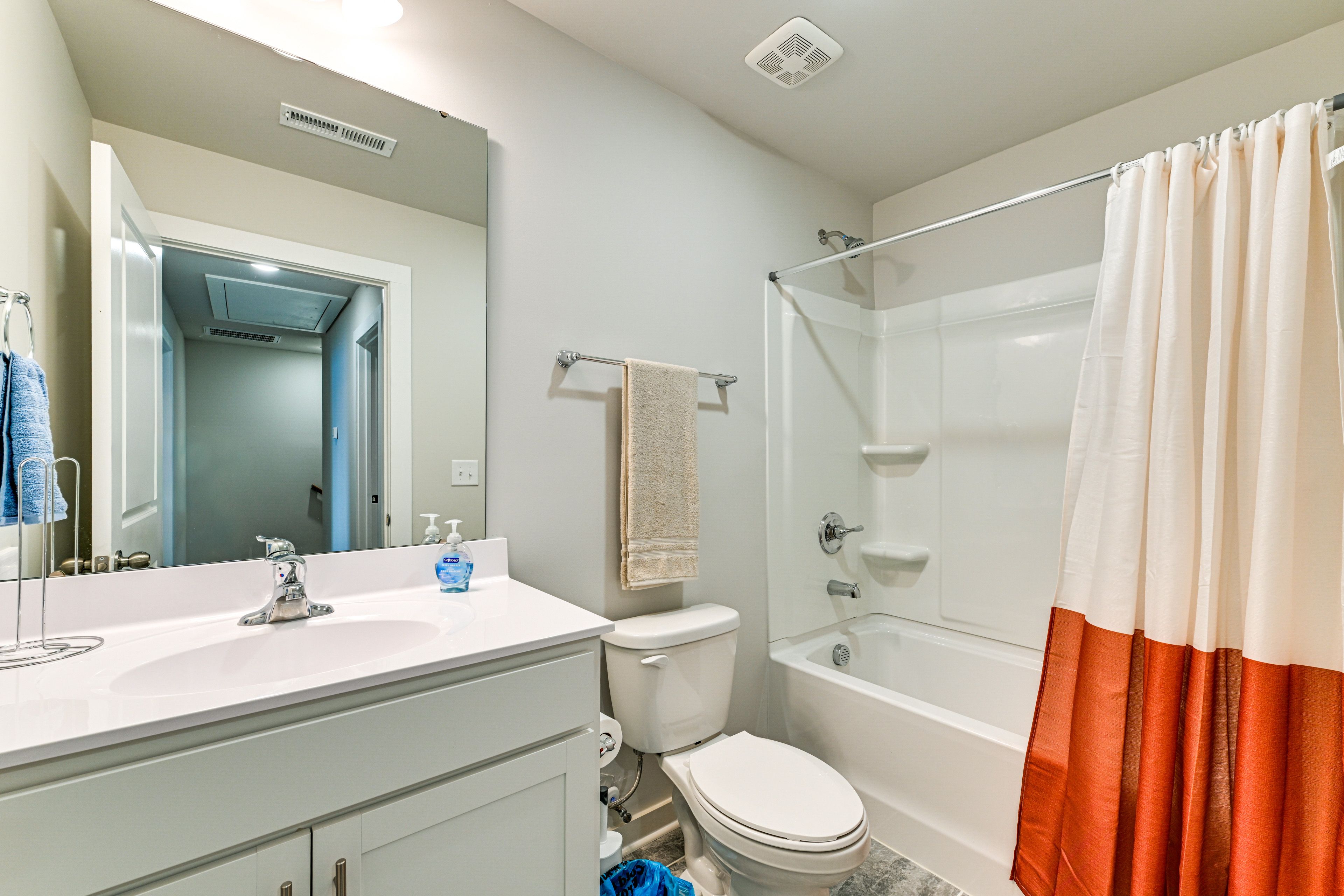 Full Bathroom | 2nd Floor | Complimentary Toiletries