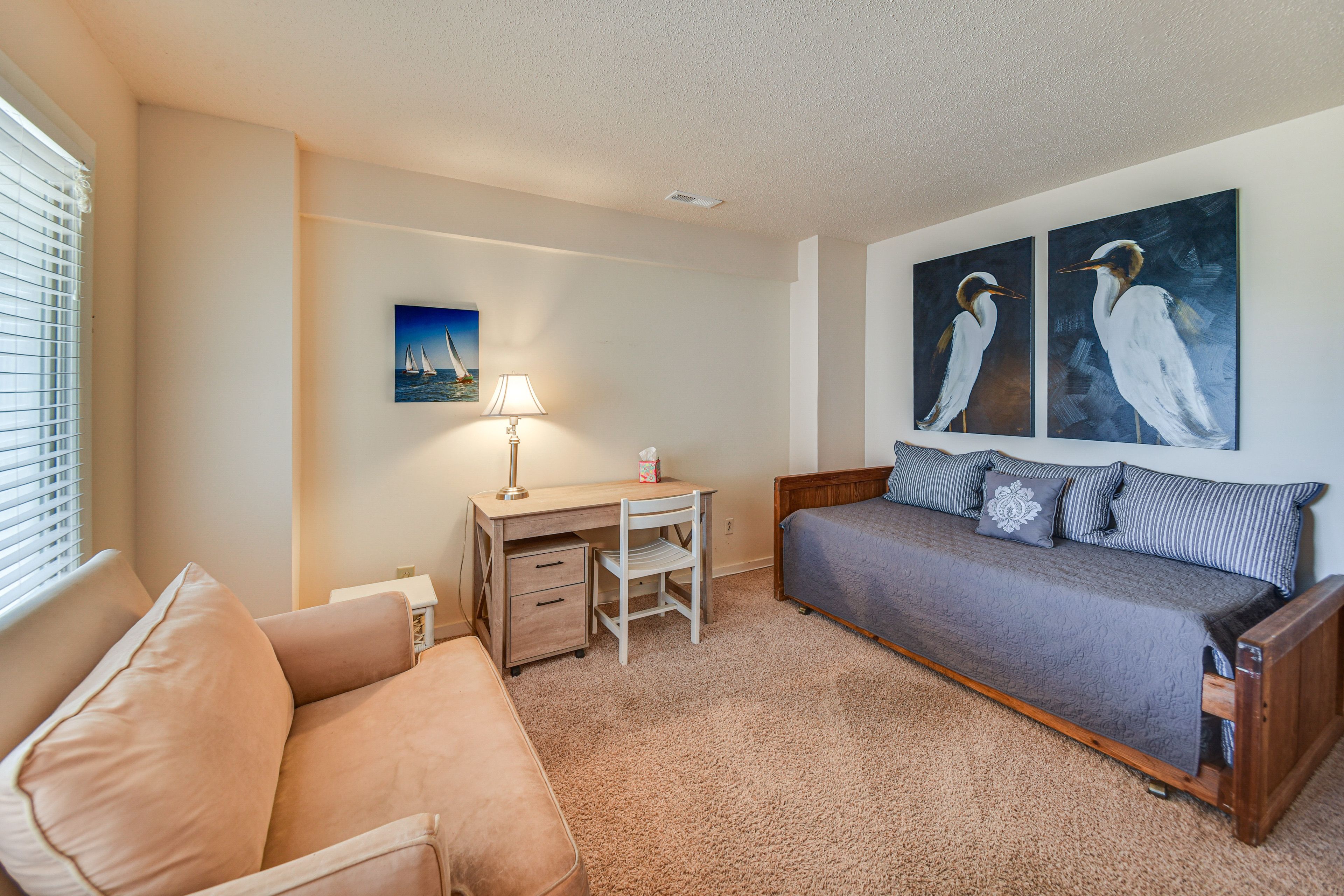 Bedroom 5 | Full Bed | Smart TV | Desk | 1st Floor