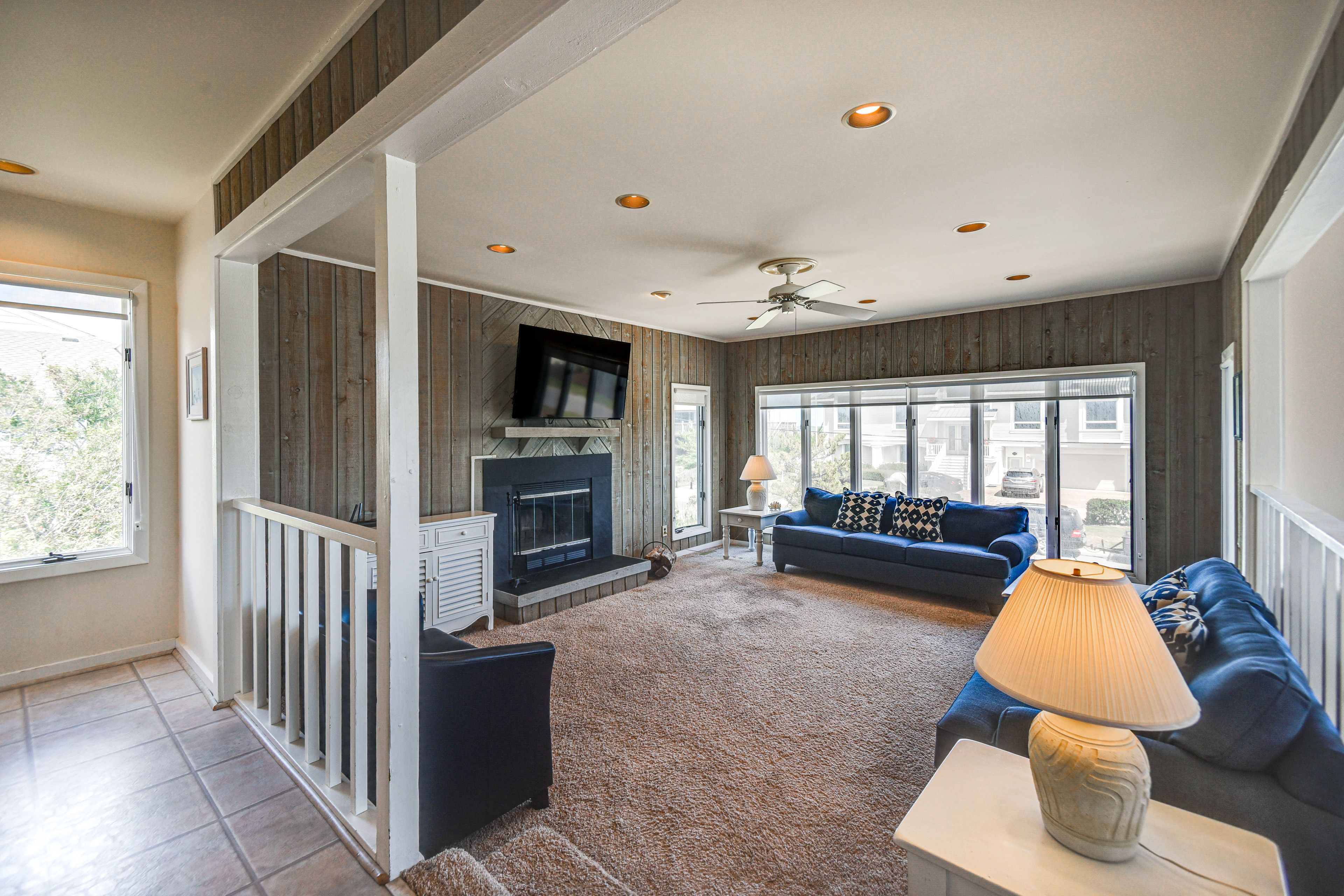 Living Room | Smart TV | Free WiFi | Central Air Conditioning/Heat