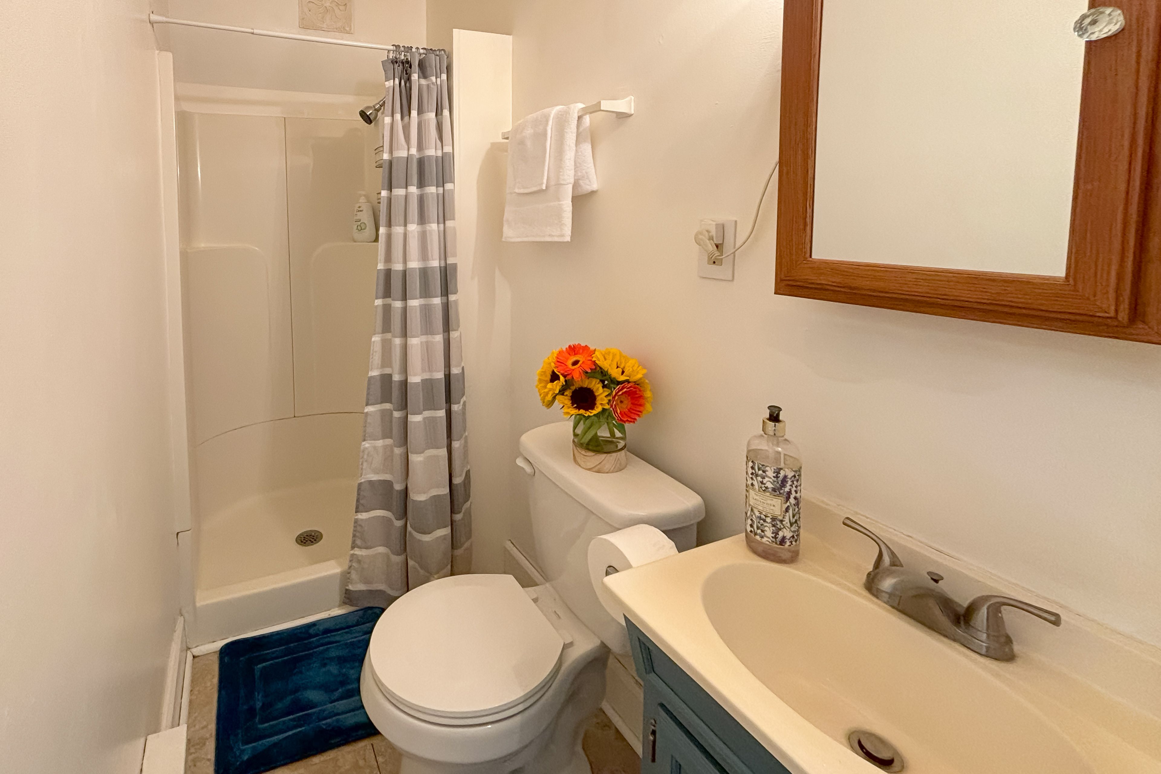 Full Bathroom | Towels Provided | Complimentary Toiletries | Hair Dryer