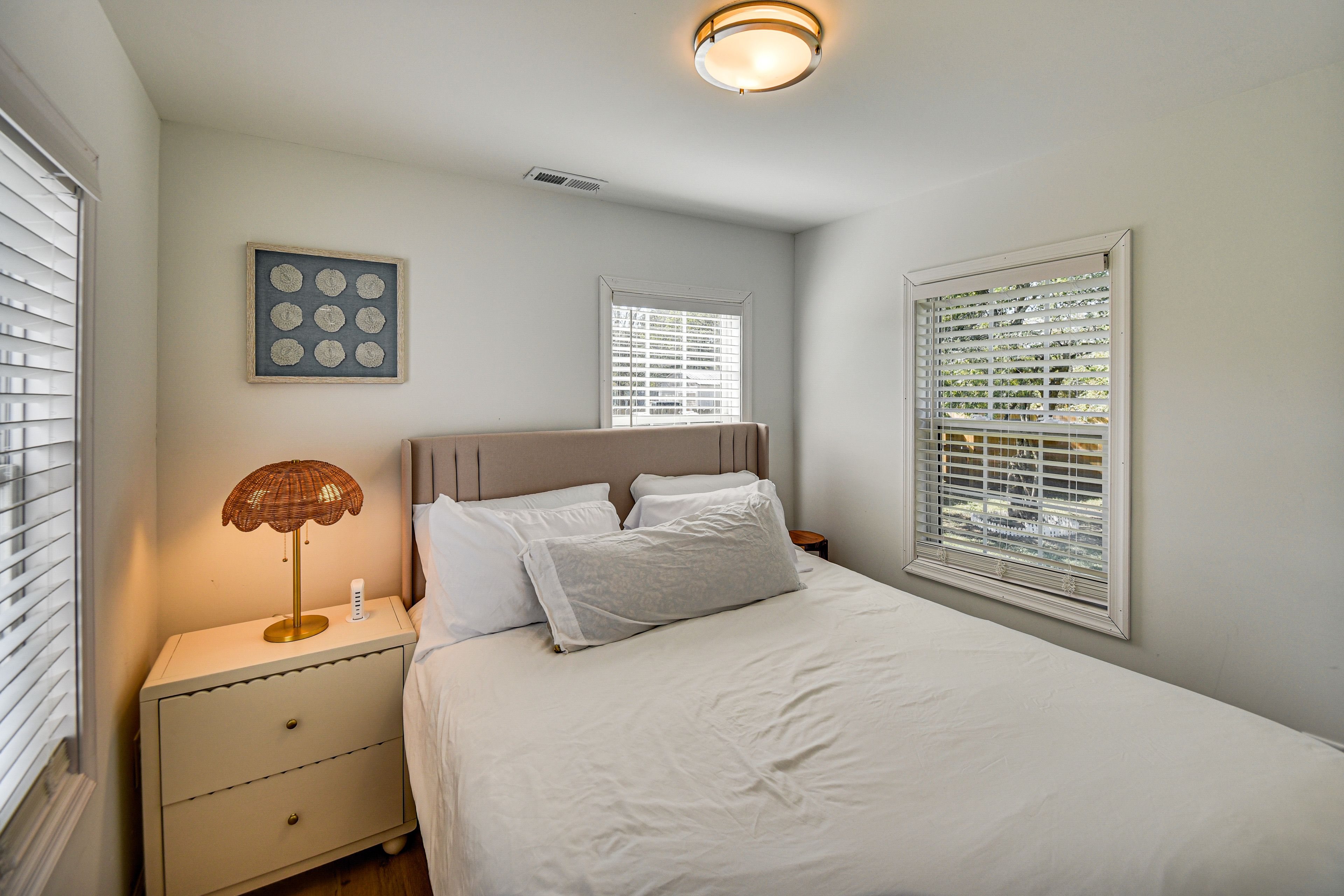 Bedroom 1 | Queen Bed | Linens | 1st Floor