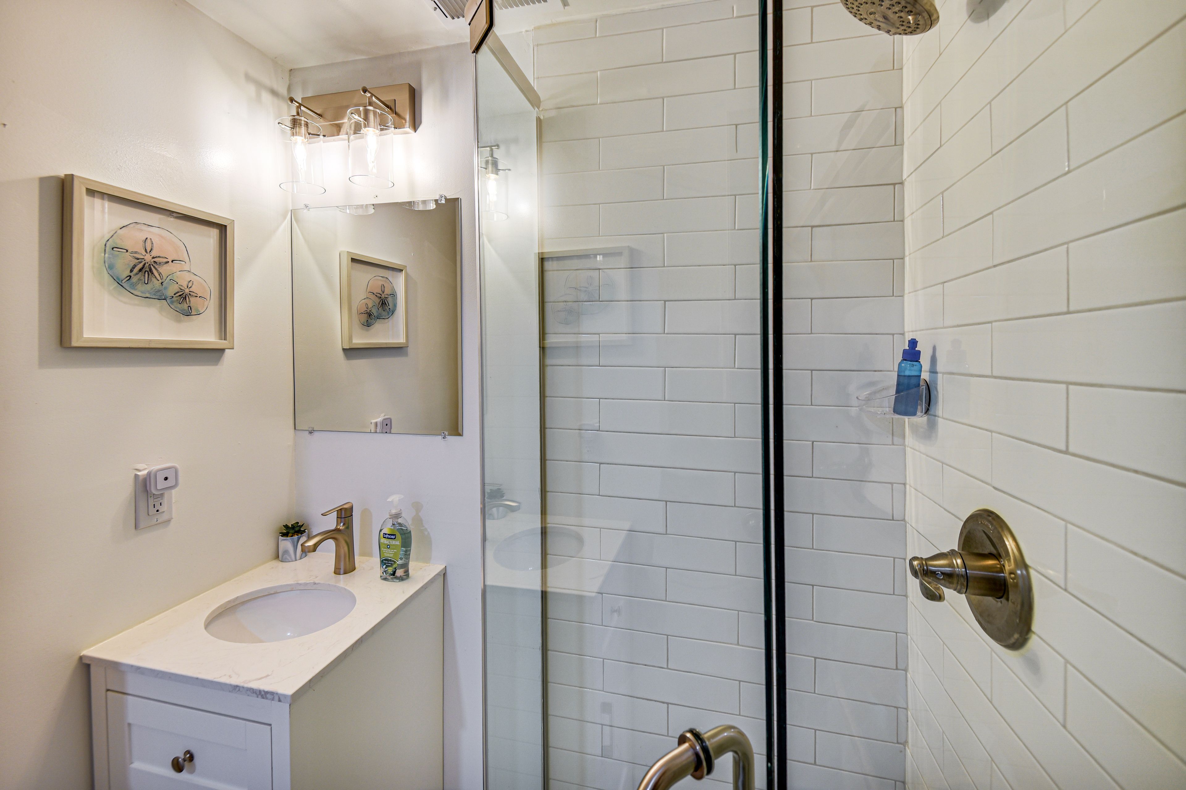 Full Bath | Towels | Hair Dryer | 1st Floor