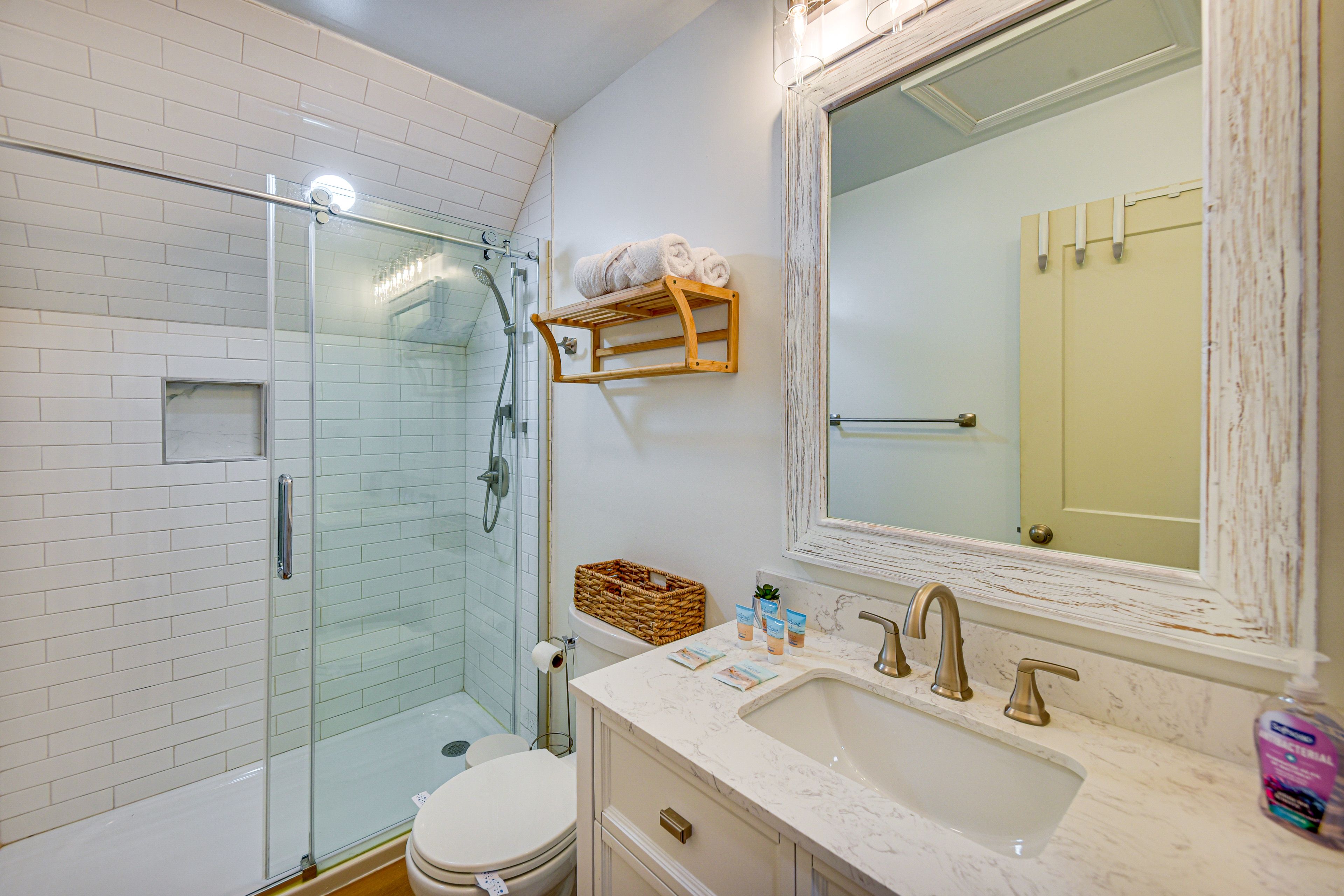 Full Bath | 2nd Floor