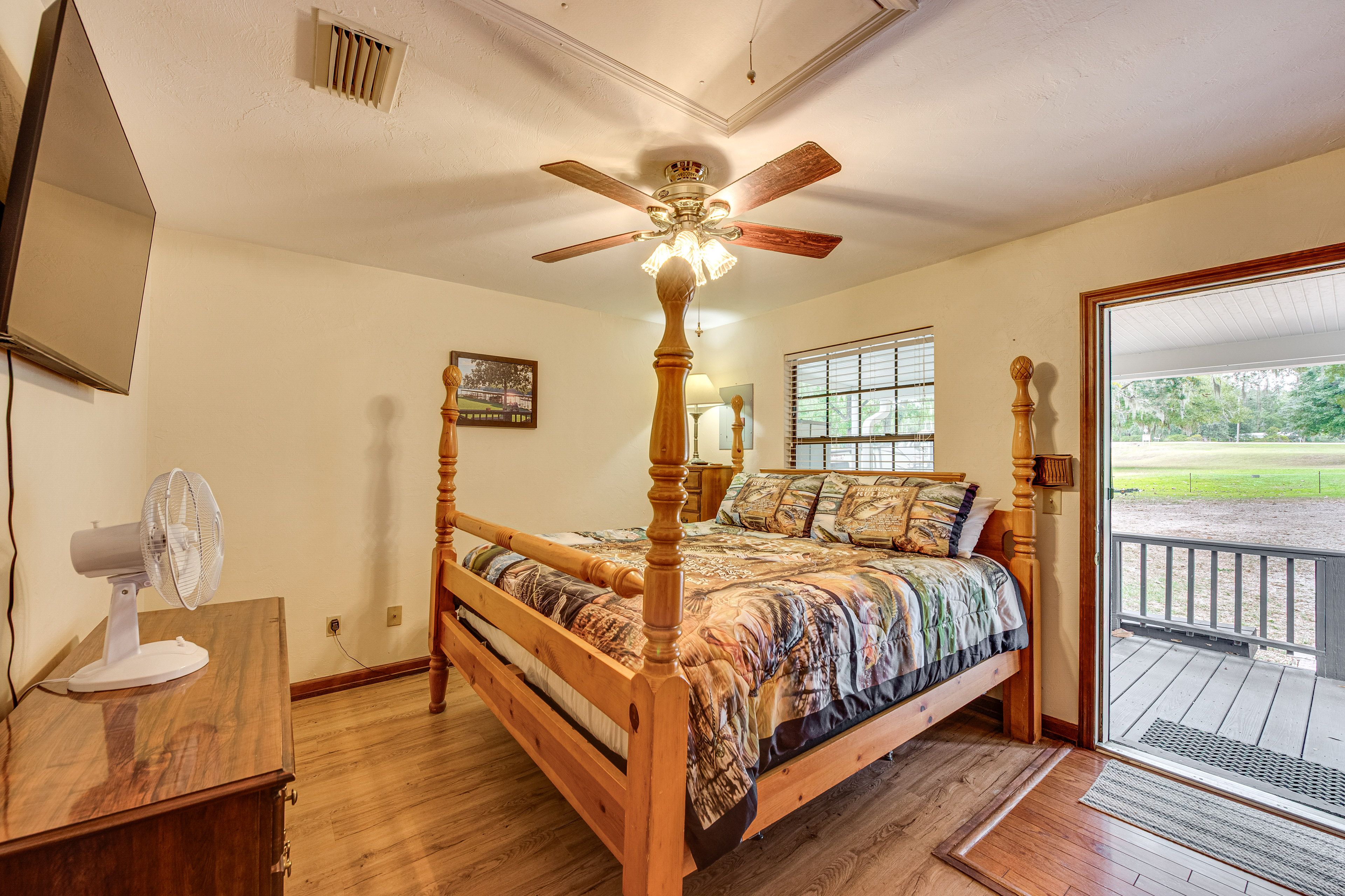 Bedroom | King Bed | Linens Provided