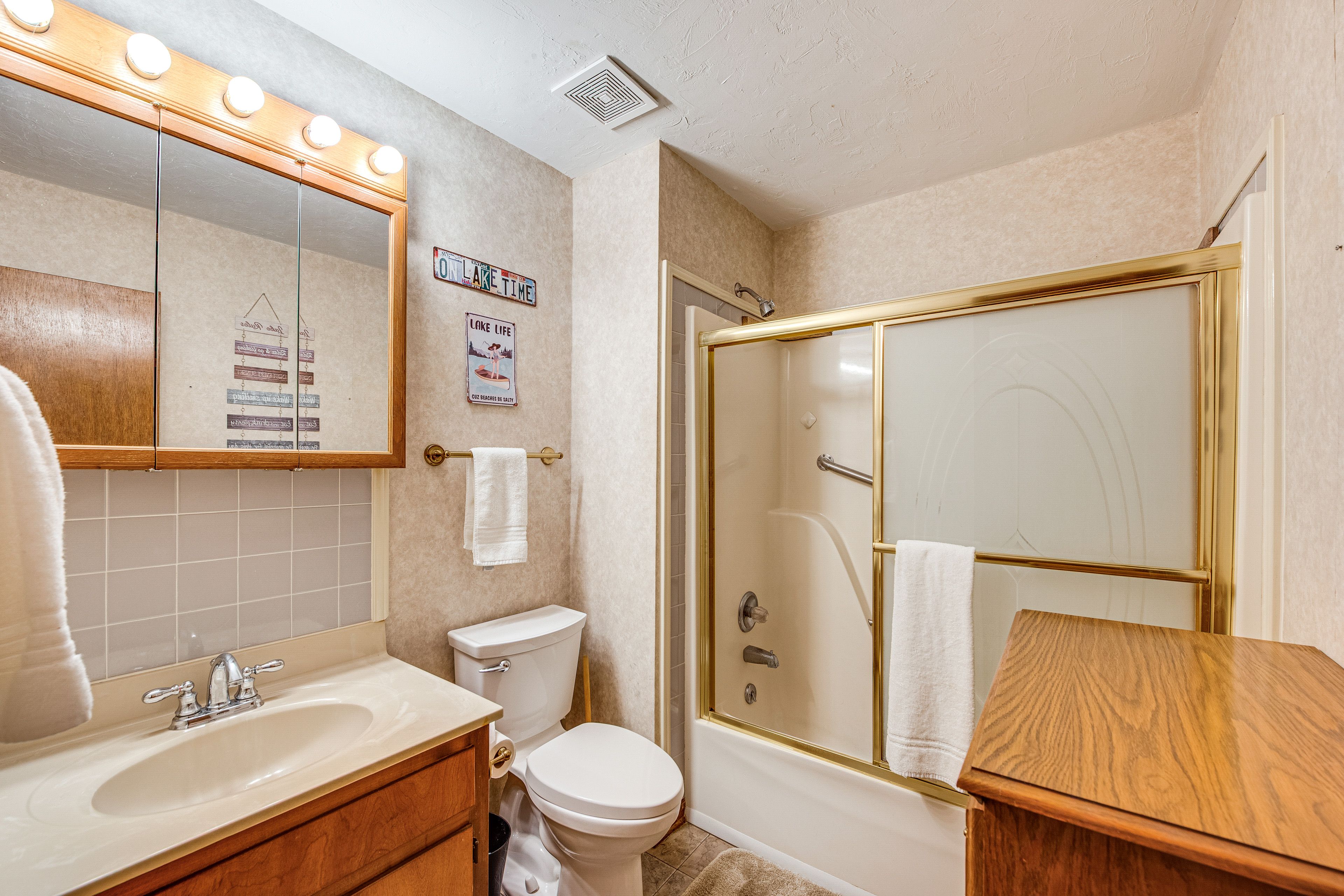 Full Bathroom | Complimentary Toiletries | Towels Provided