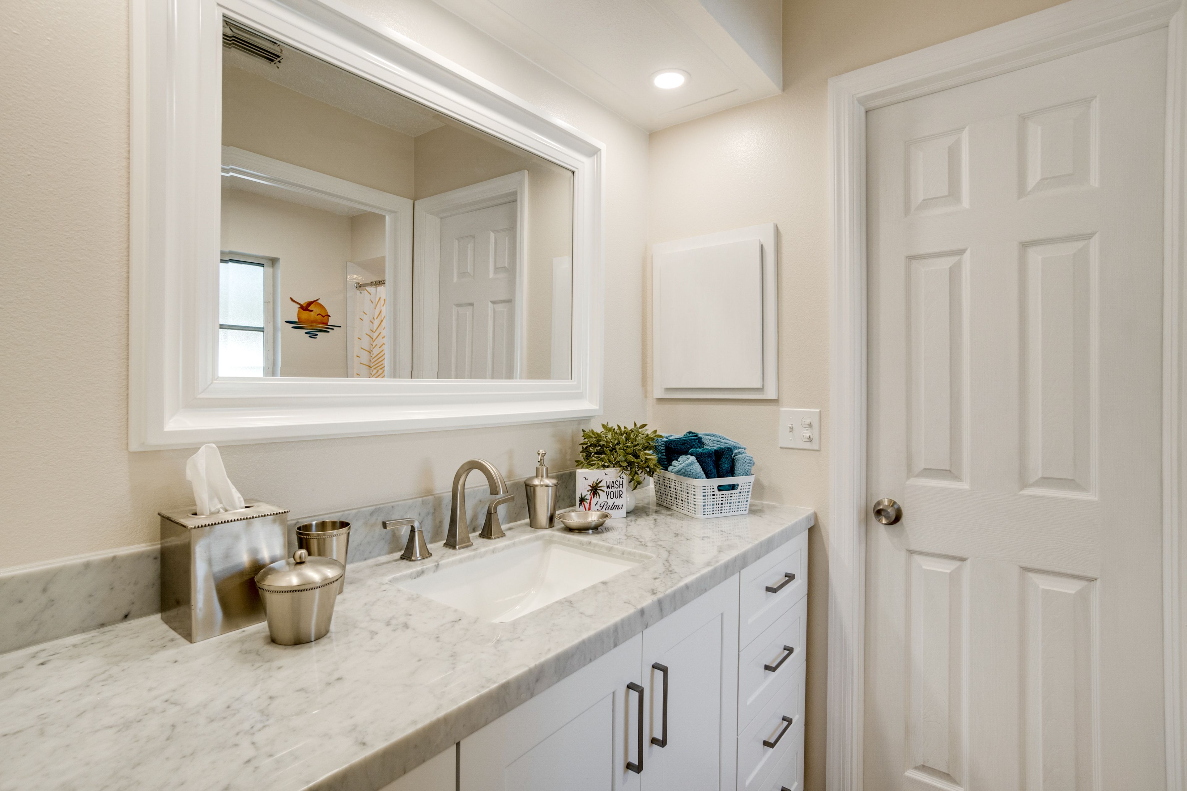 Full Bathroom | Towels Provided