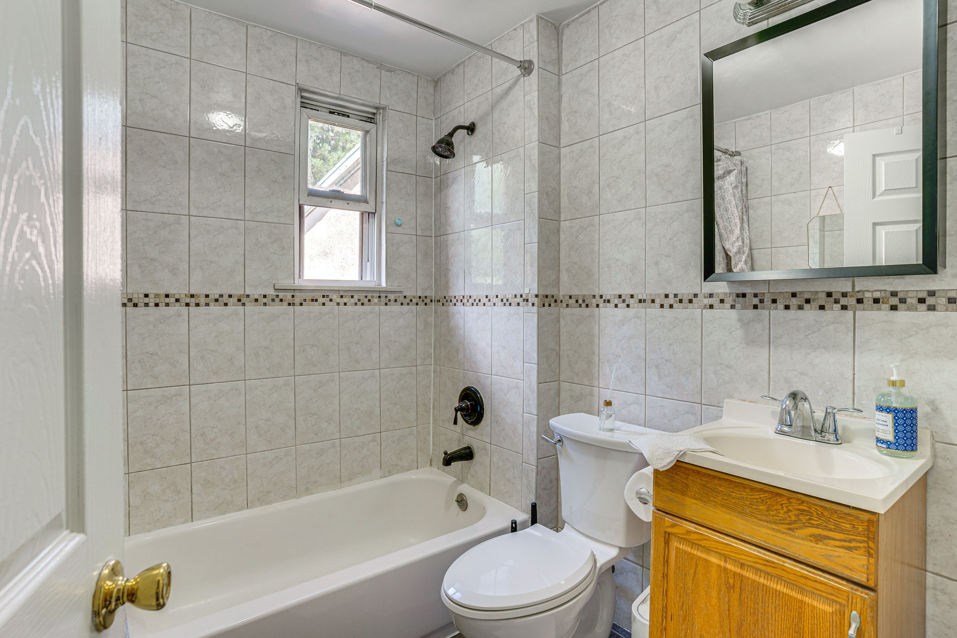 Full Bathroom | Towels Provided