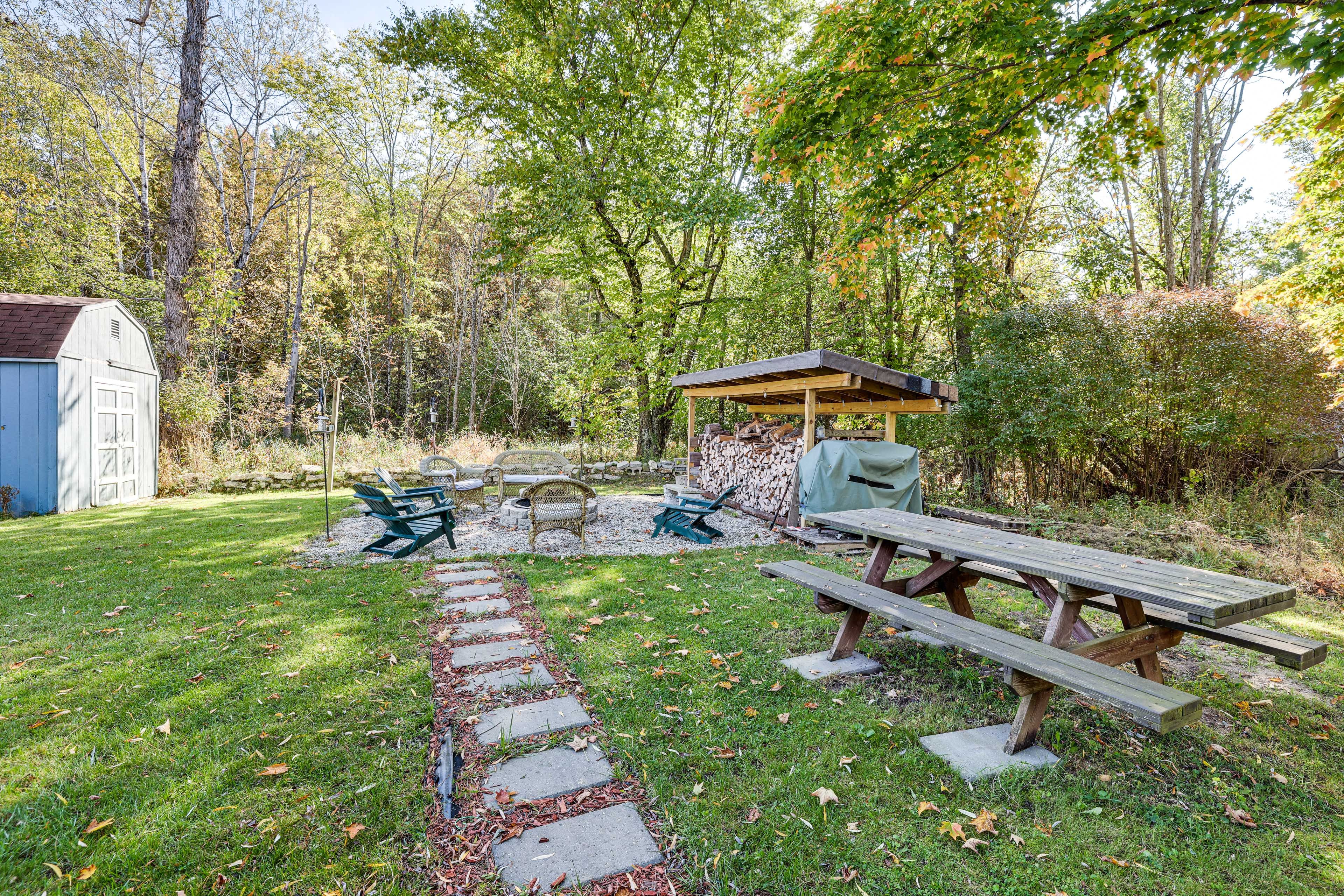 Private Yard | Wood-Burning Fire Pit | Gas Grill