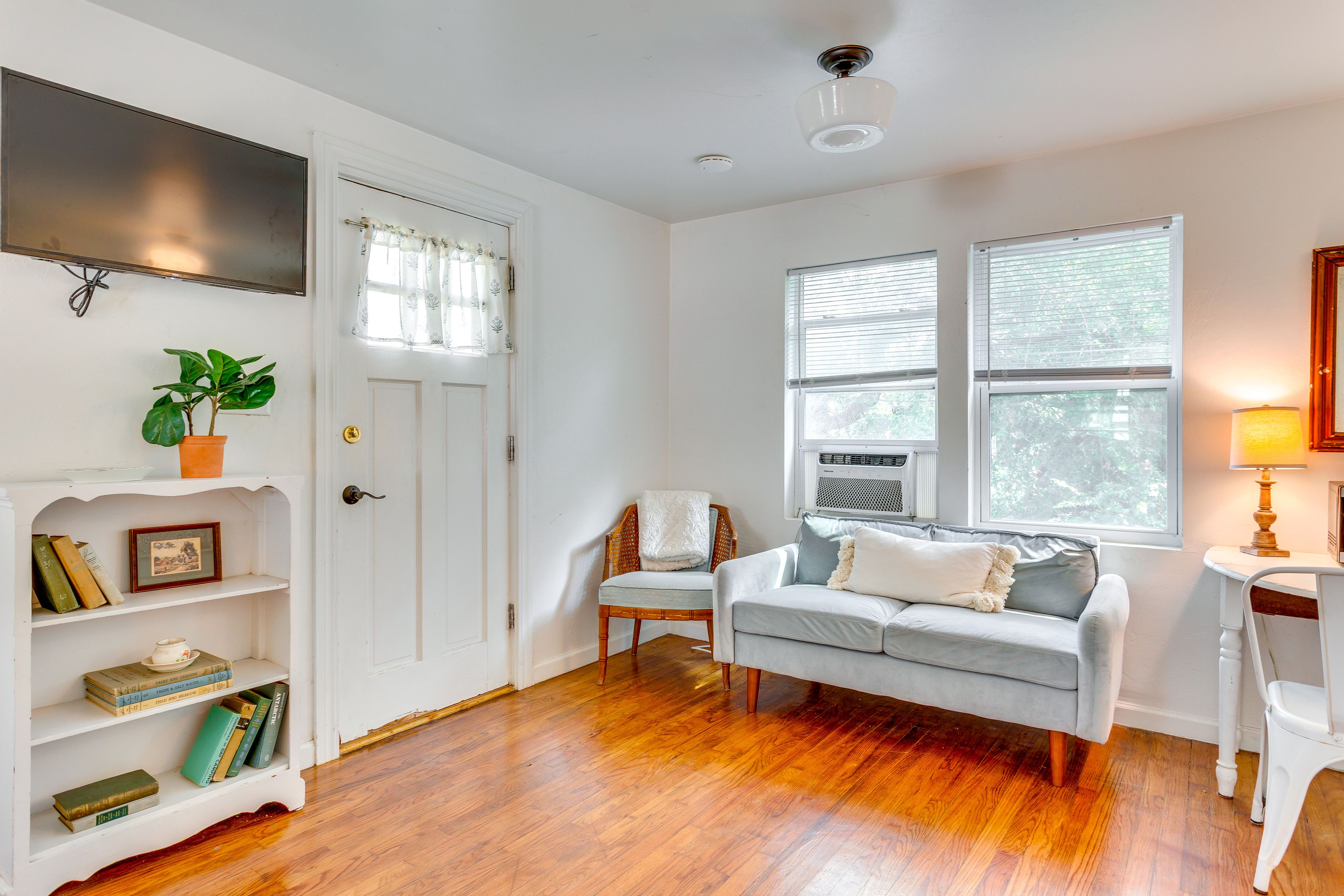 Studio | Living Space | Free WiFi | Smart TV | Window A/C & Heating Units