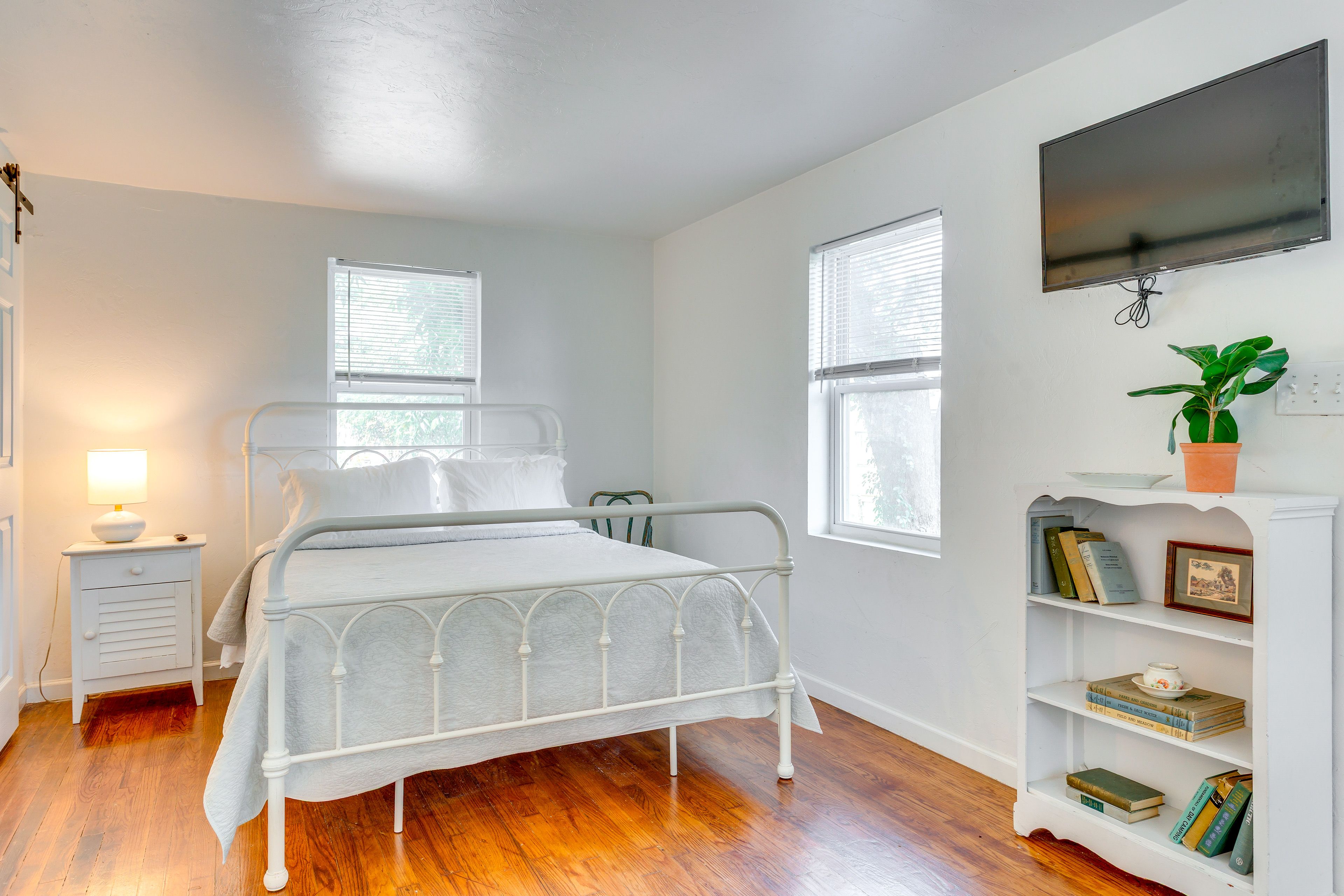 Studio | Sleeping Area | Queen Bed