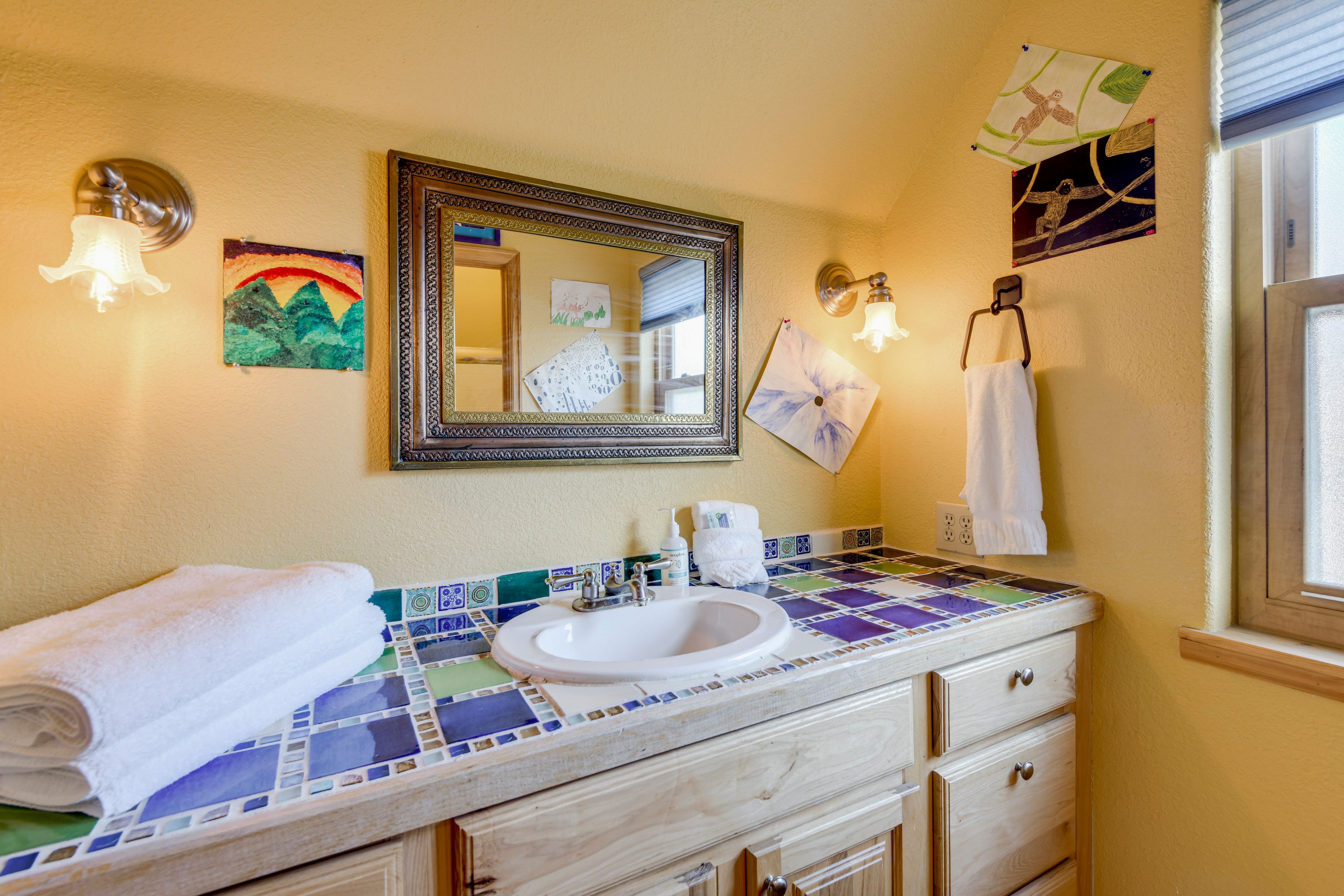 Bathroom | Bathtub/Shower | 2nd Floor