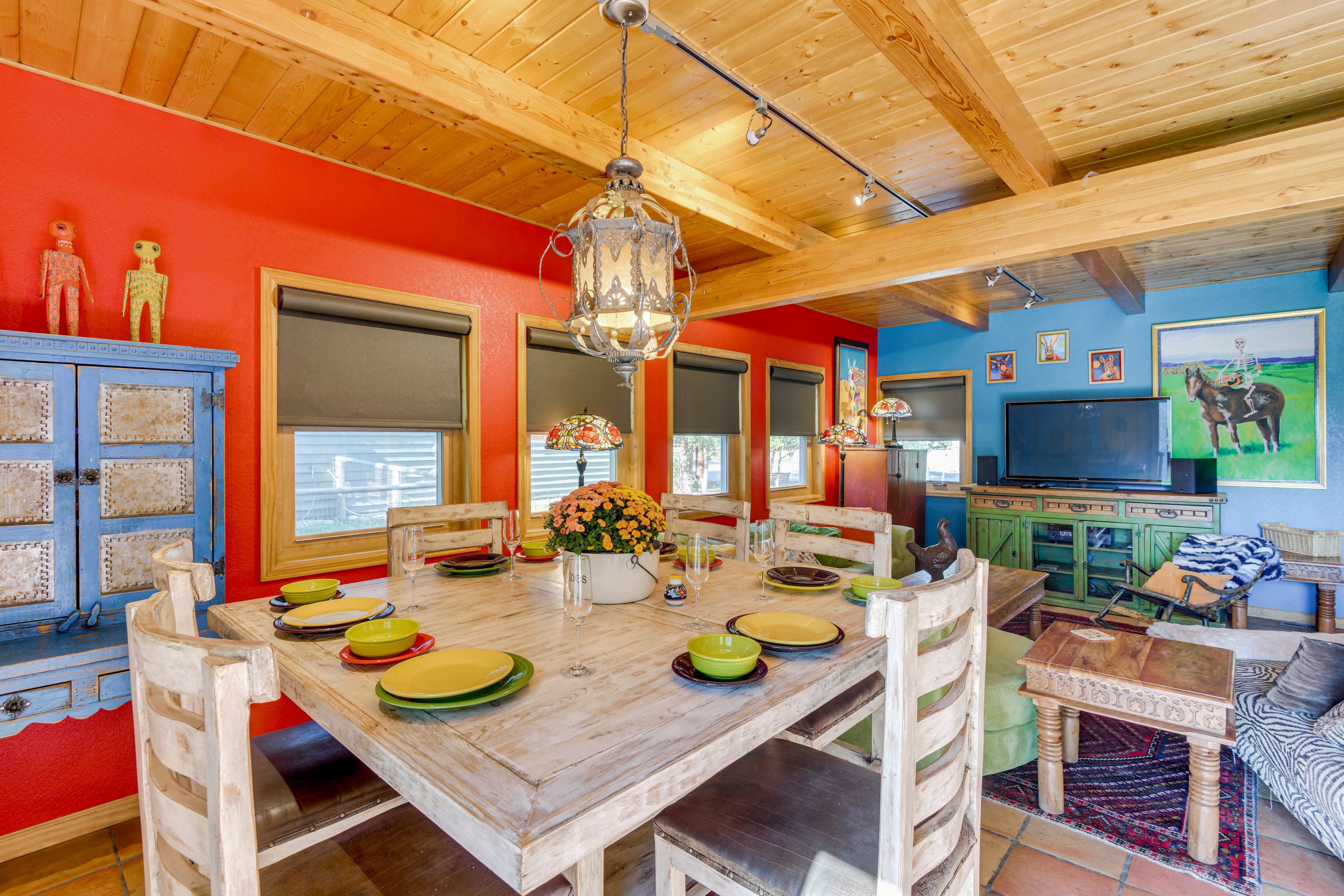 Dining Area | Dishware/Flatware Provided | 1st Floor