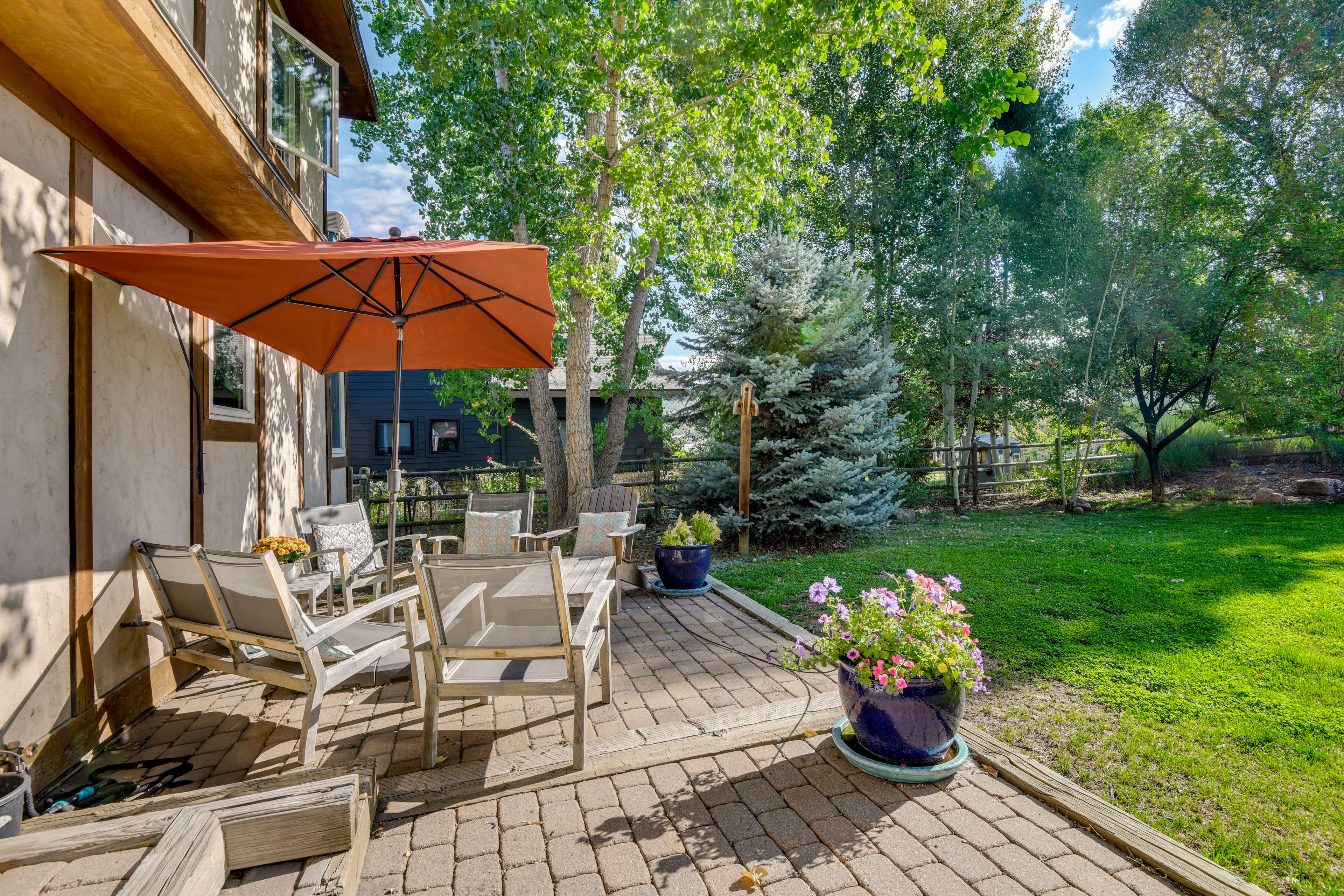 Patio | Seating | Umbrella