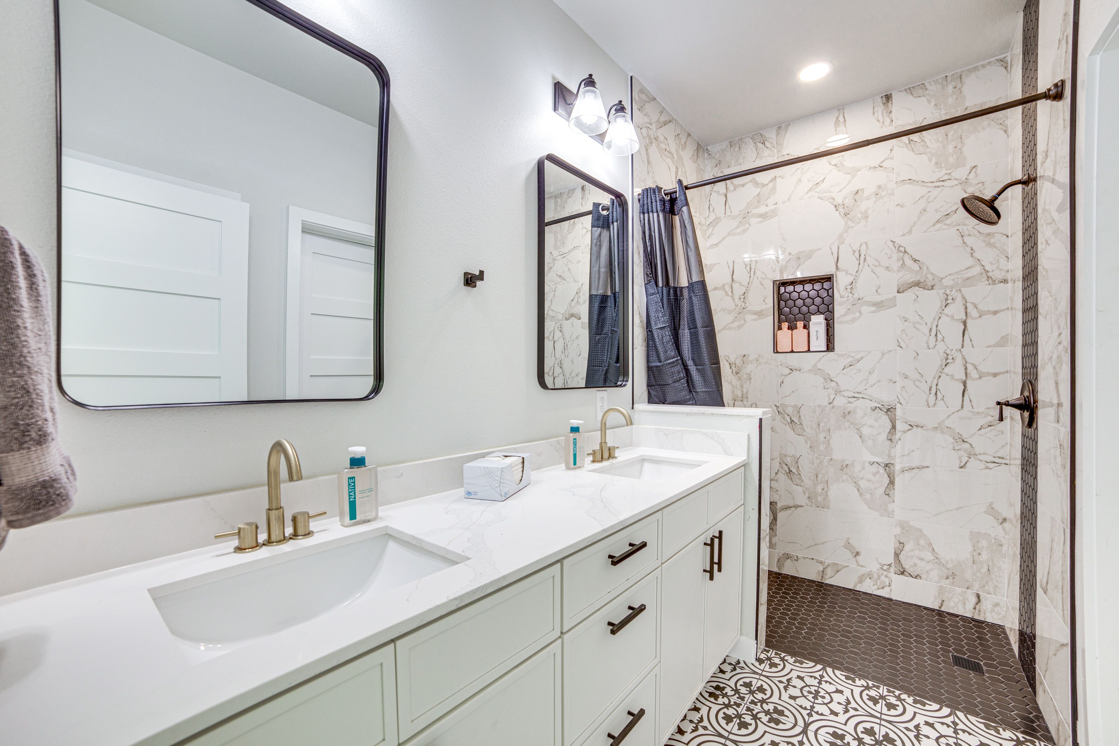 Full Bathroom | 2nd Floor | Complimentary Toiletries | Towels Provided
