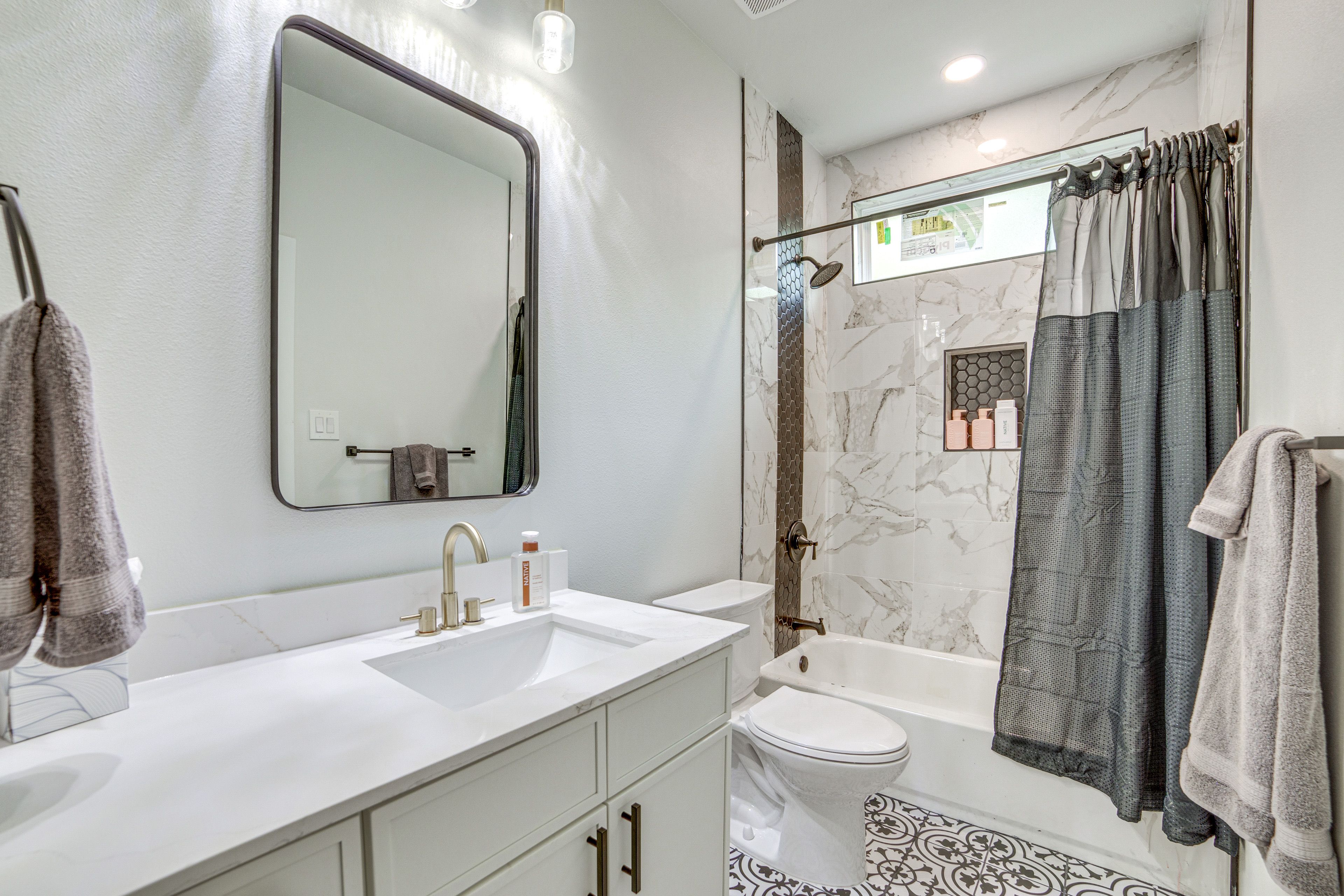Full Bathroom | 2nd Floor