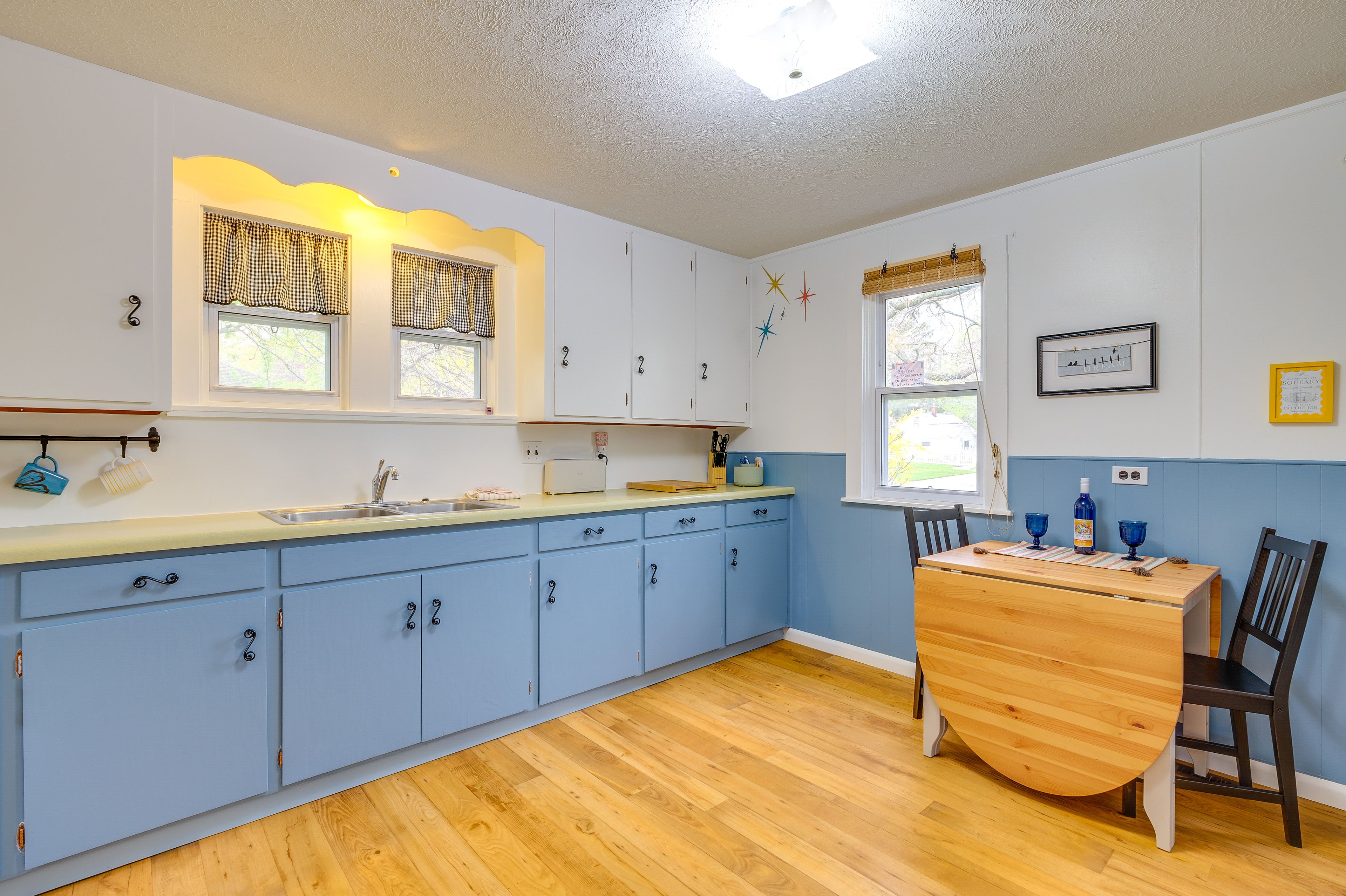 Kitchen & Dining Area