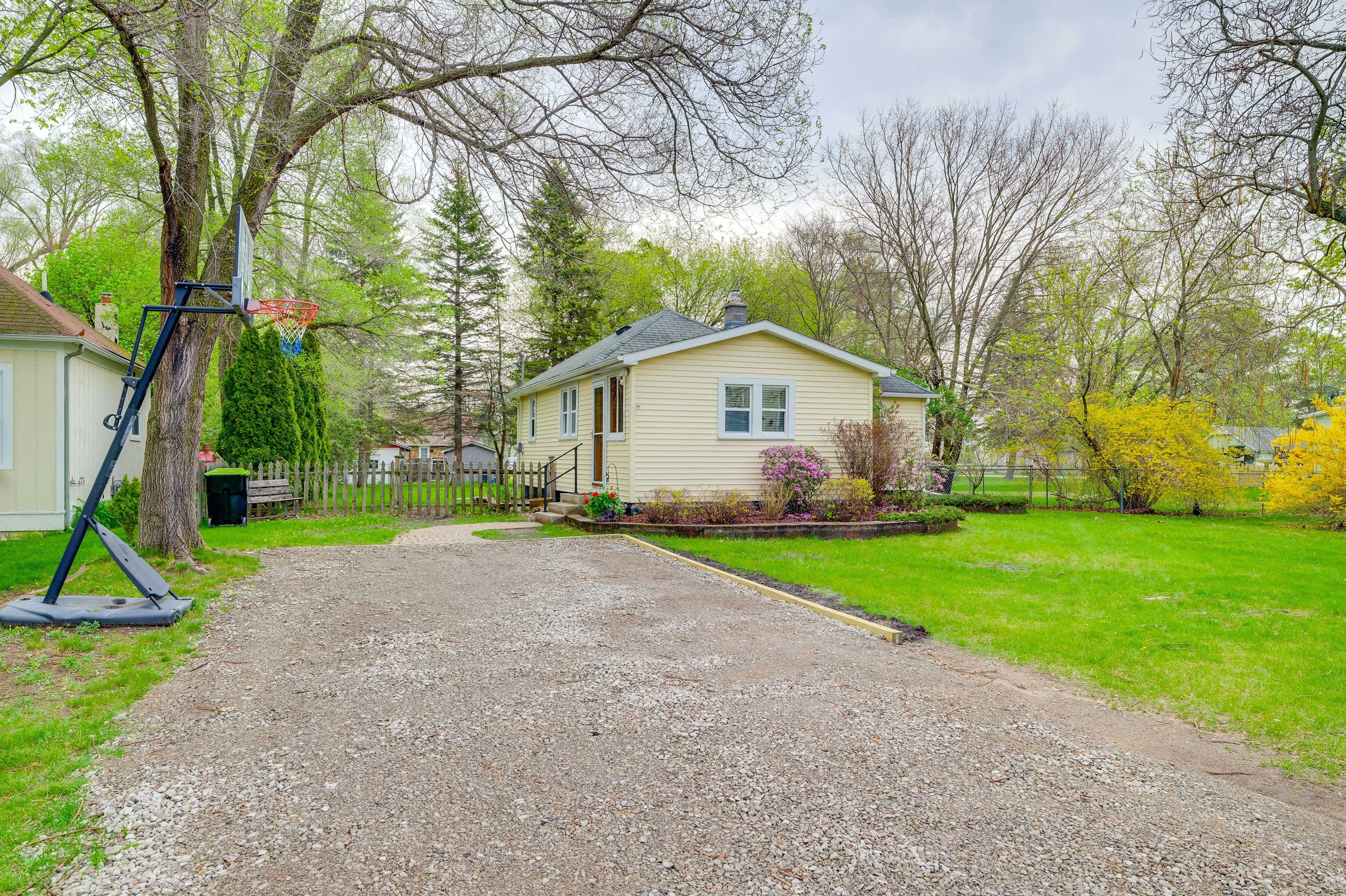 Driveway Parking | 3 Vehicles