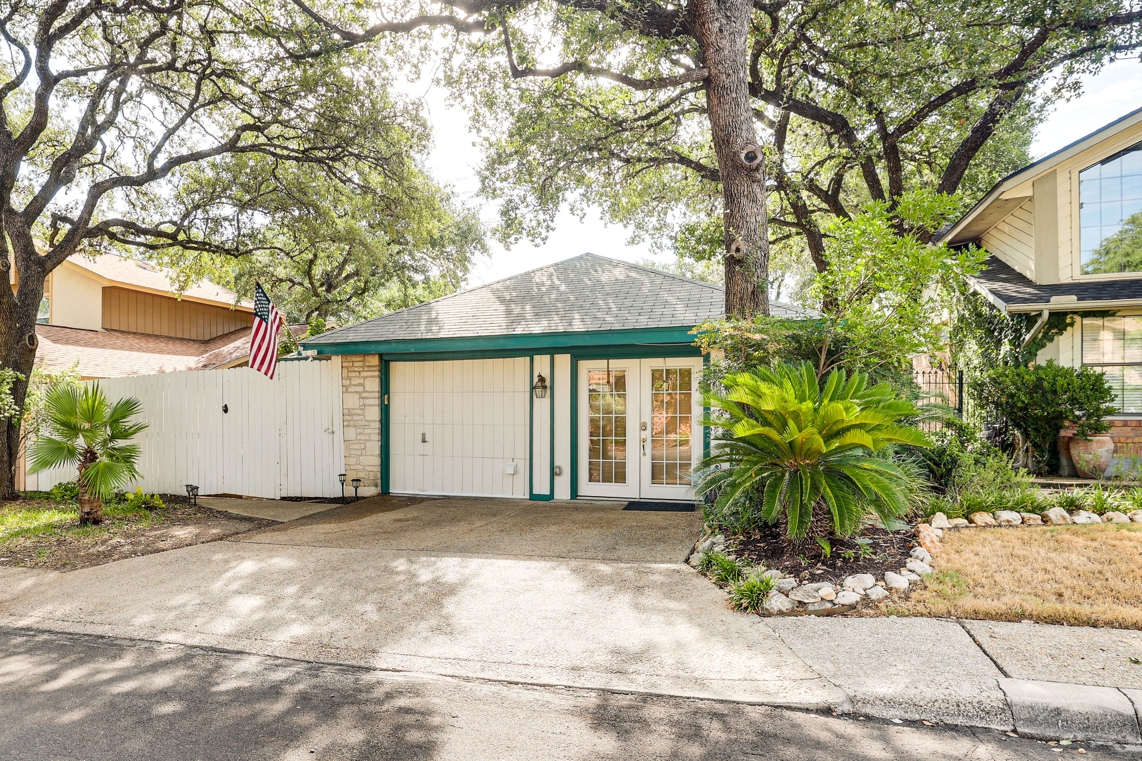 Property Exterior | Gas & Charcoal Grills | Wood-Burning Fire Pit