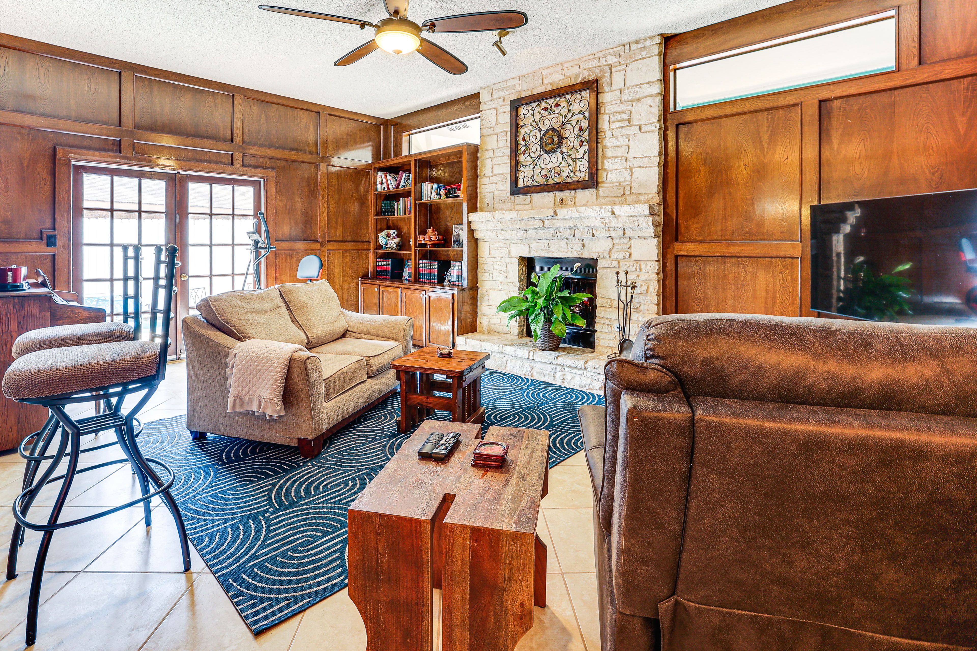 Living Room | Smart TV | Books | Piano