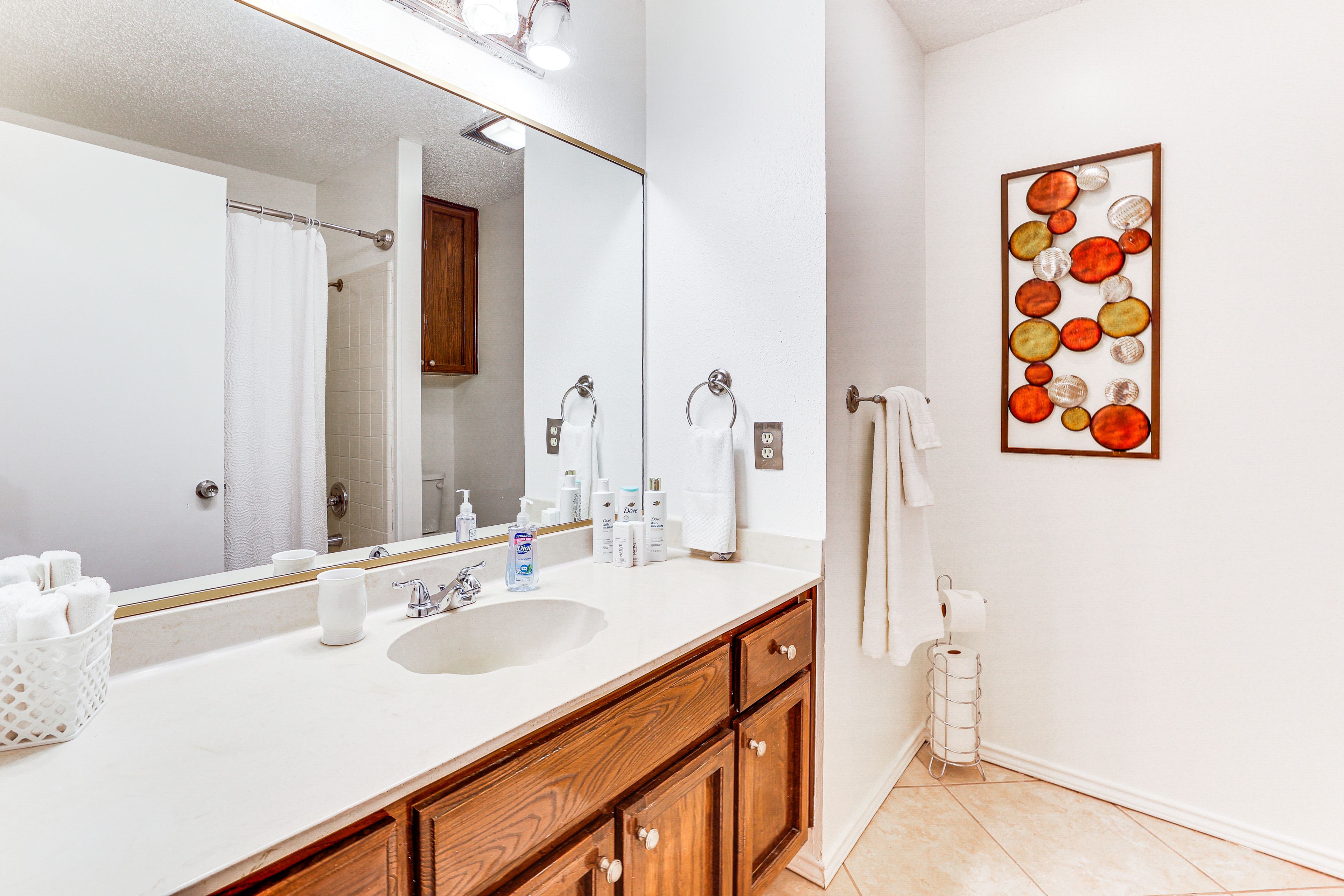Full Bathroom | Towels Provided | Complimentary Toiletries