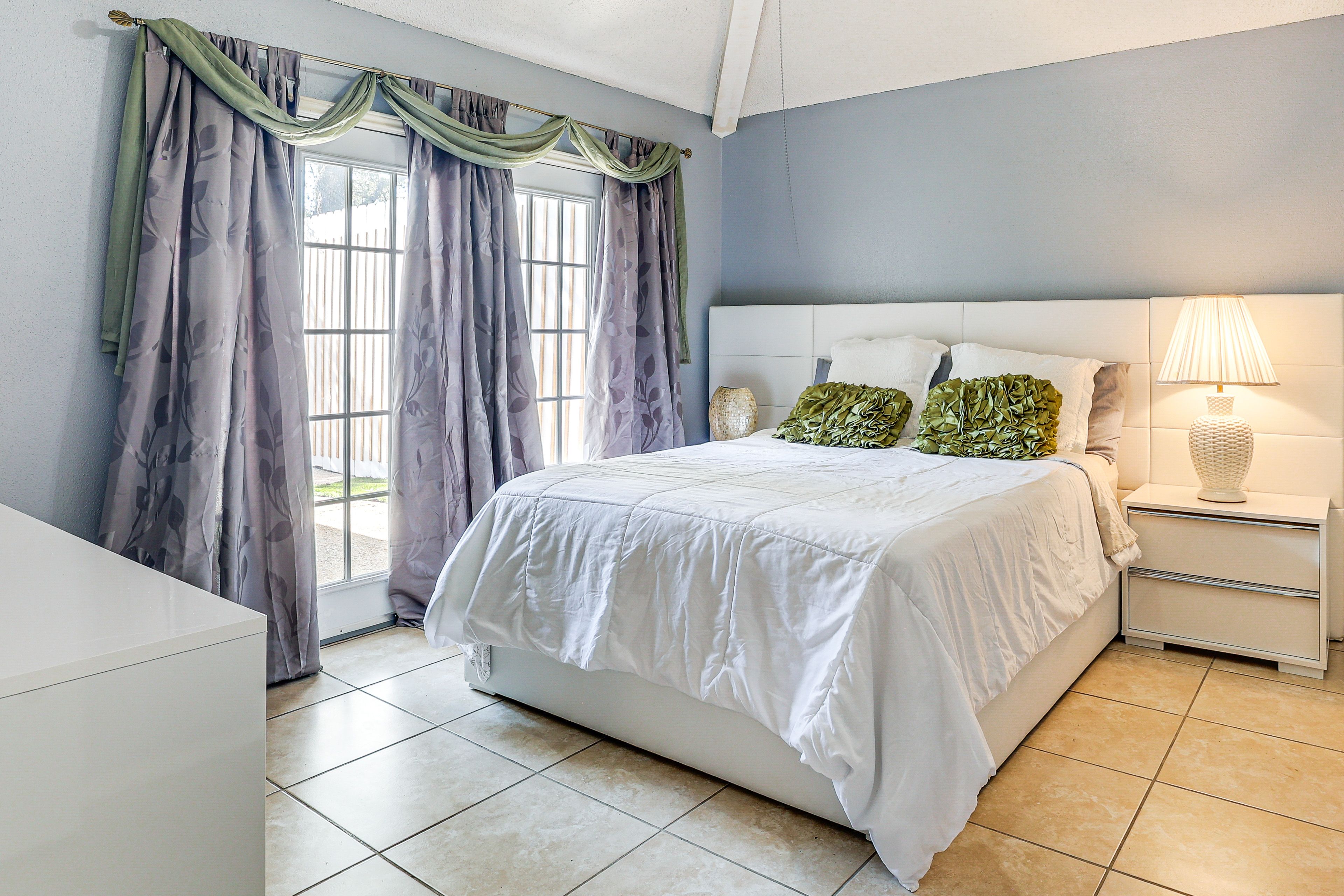 Bedroom 1 | Queen Bed