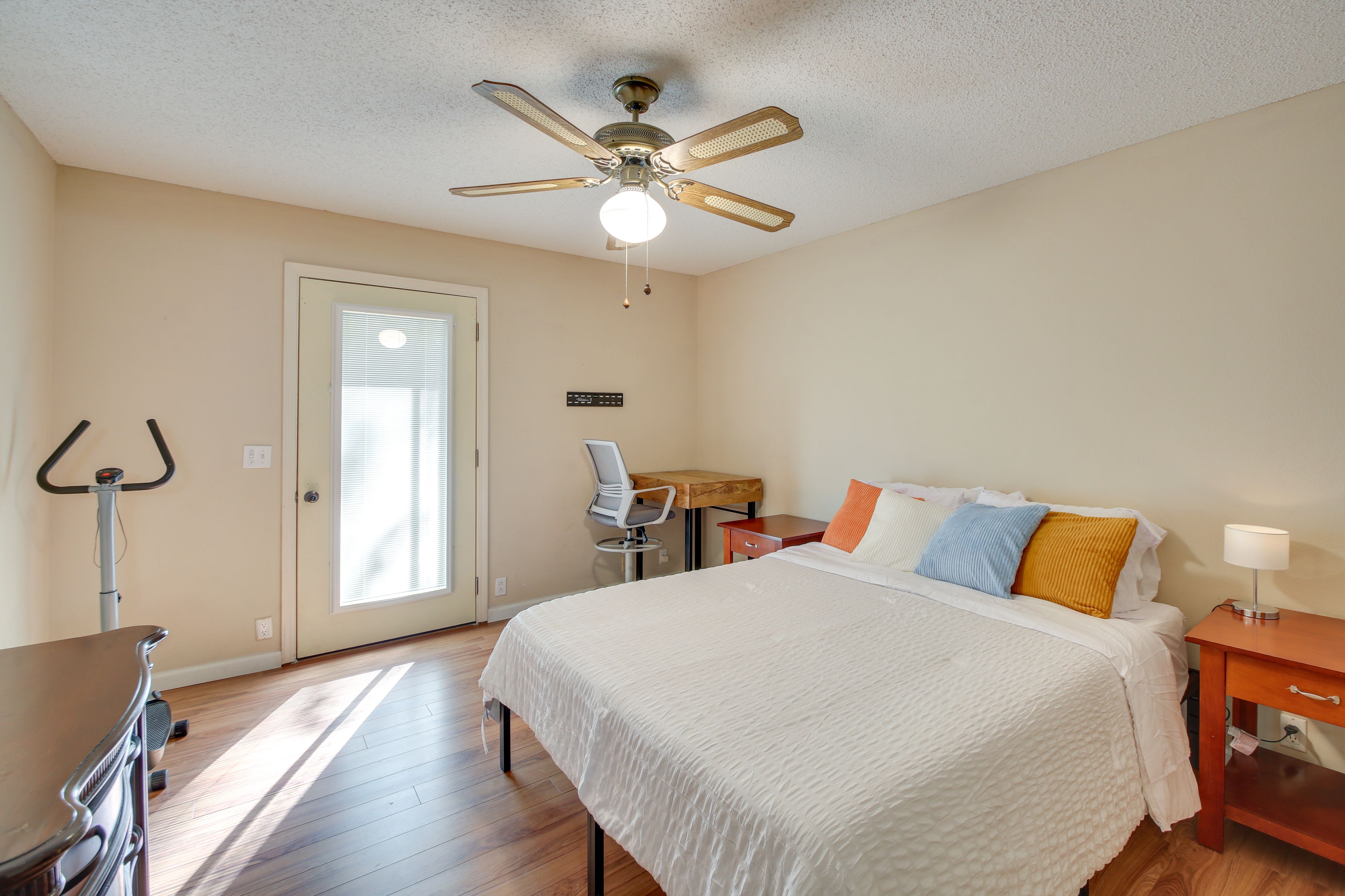 Bedroom 1 | 1st Floor | Queen Bed | Laptop-Friendly Workspace