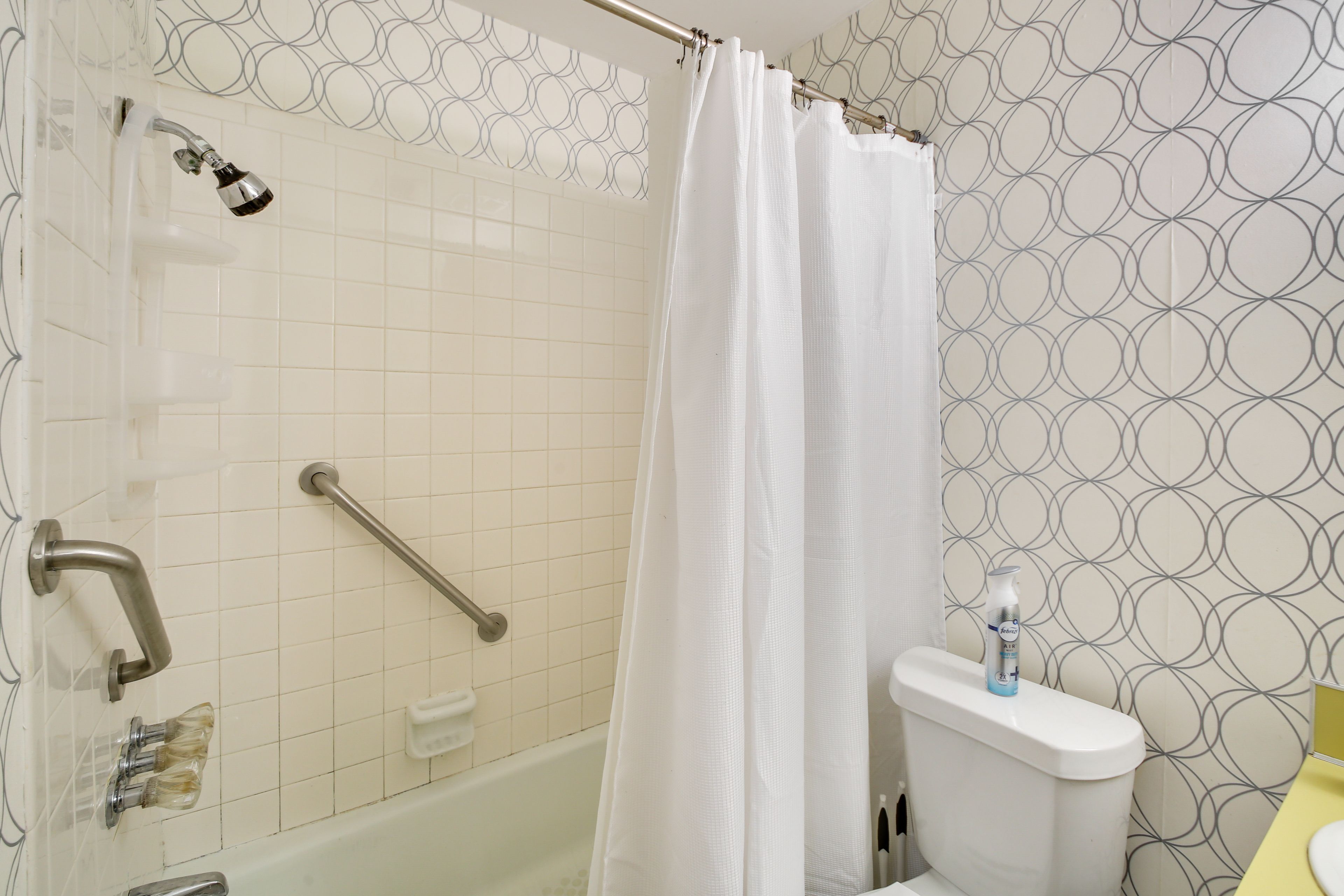 Full Bathroom | 1st Floor | Towels Provided