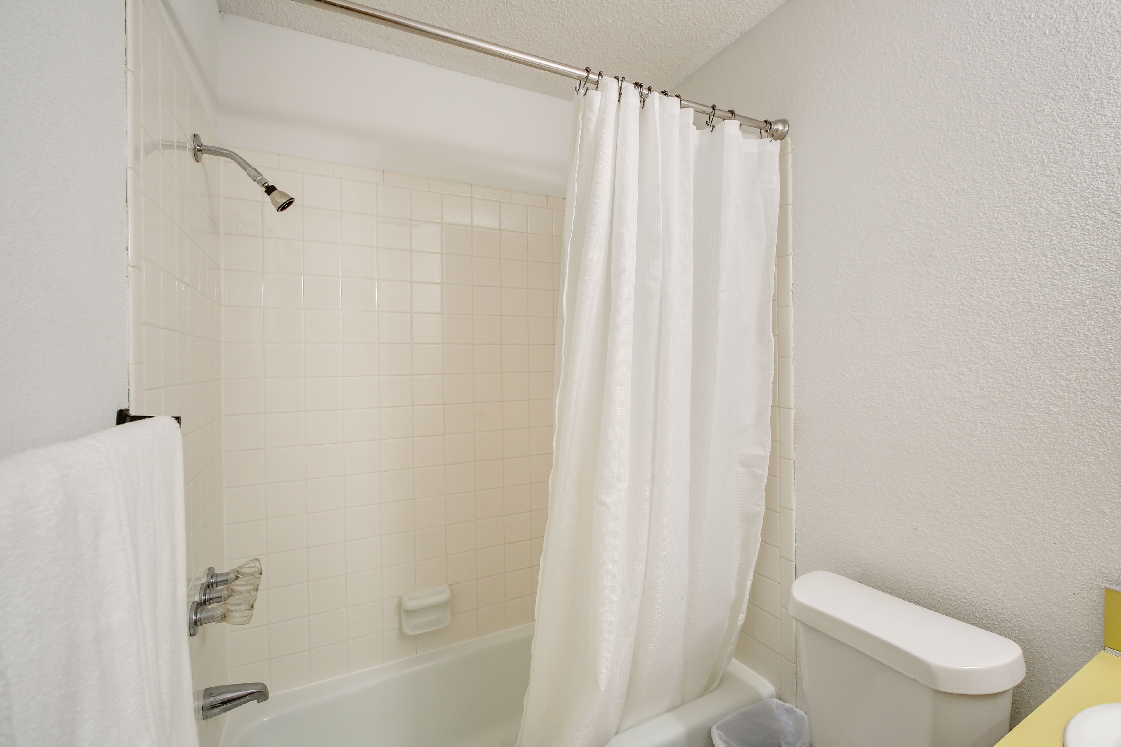 Full Bathroom | 2nd Floor | Complimentary Toiletries
