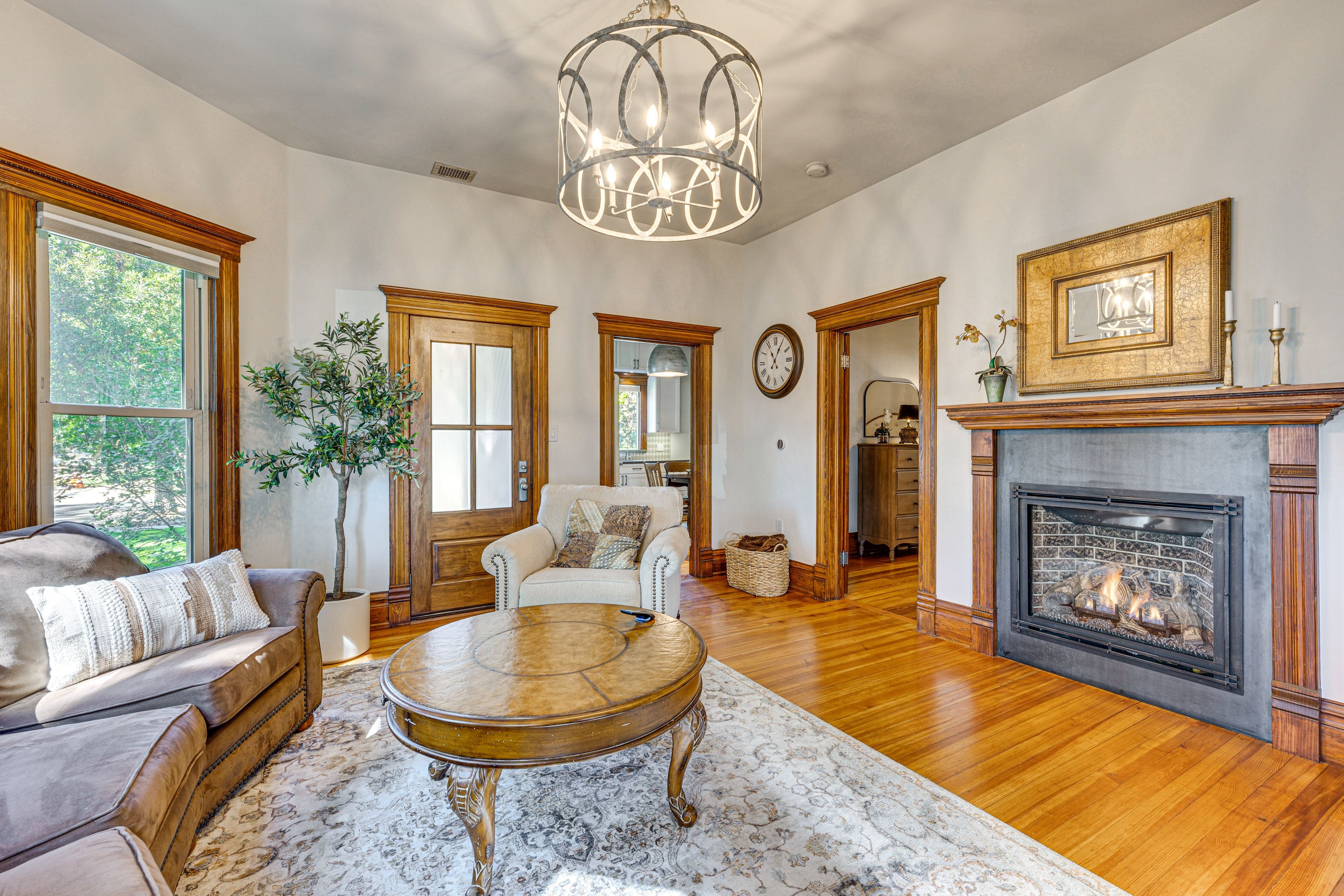 Living Room | Fireplace | Free WiFi