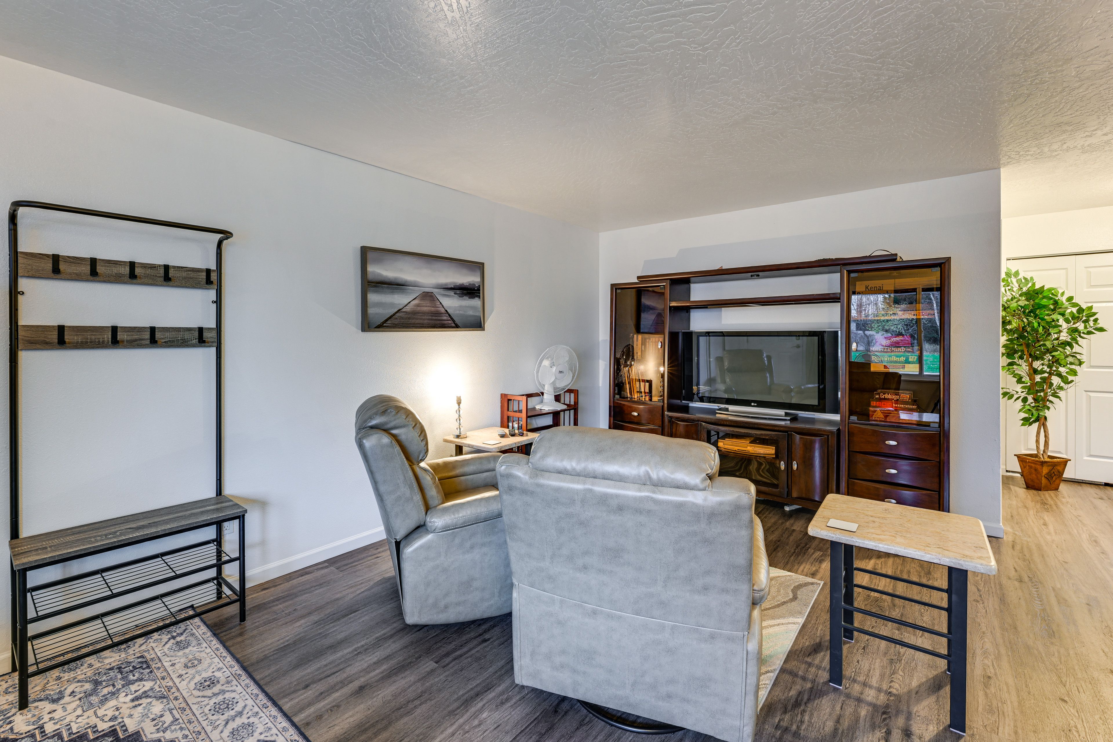 Living Room | Central Heating | Flat-Screen TV