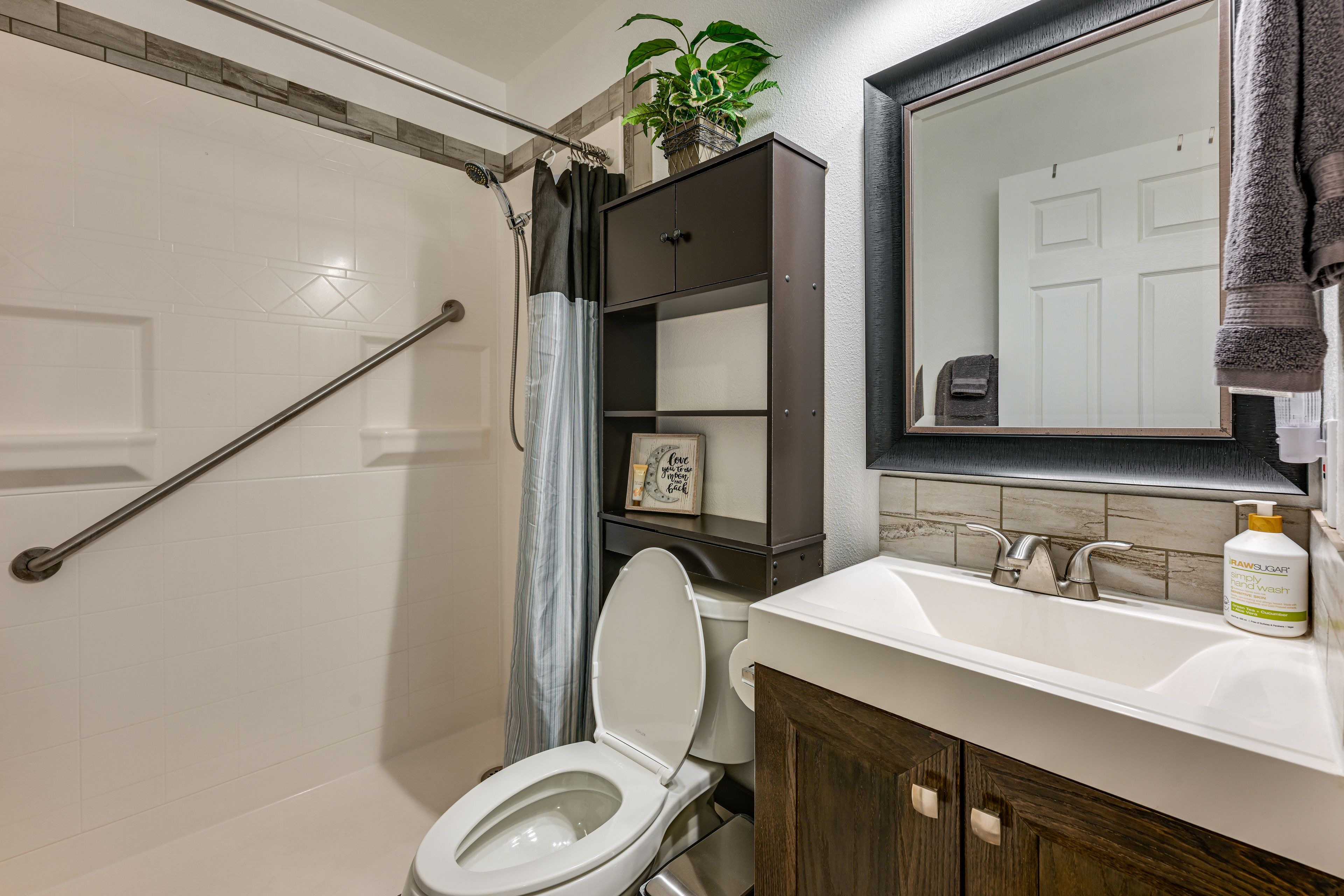 Full Bathroom | Towels Provided | Complimentary Toiletries
