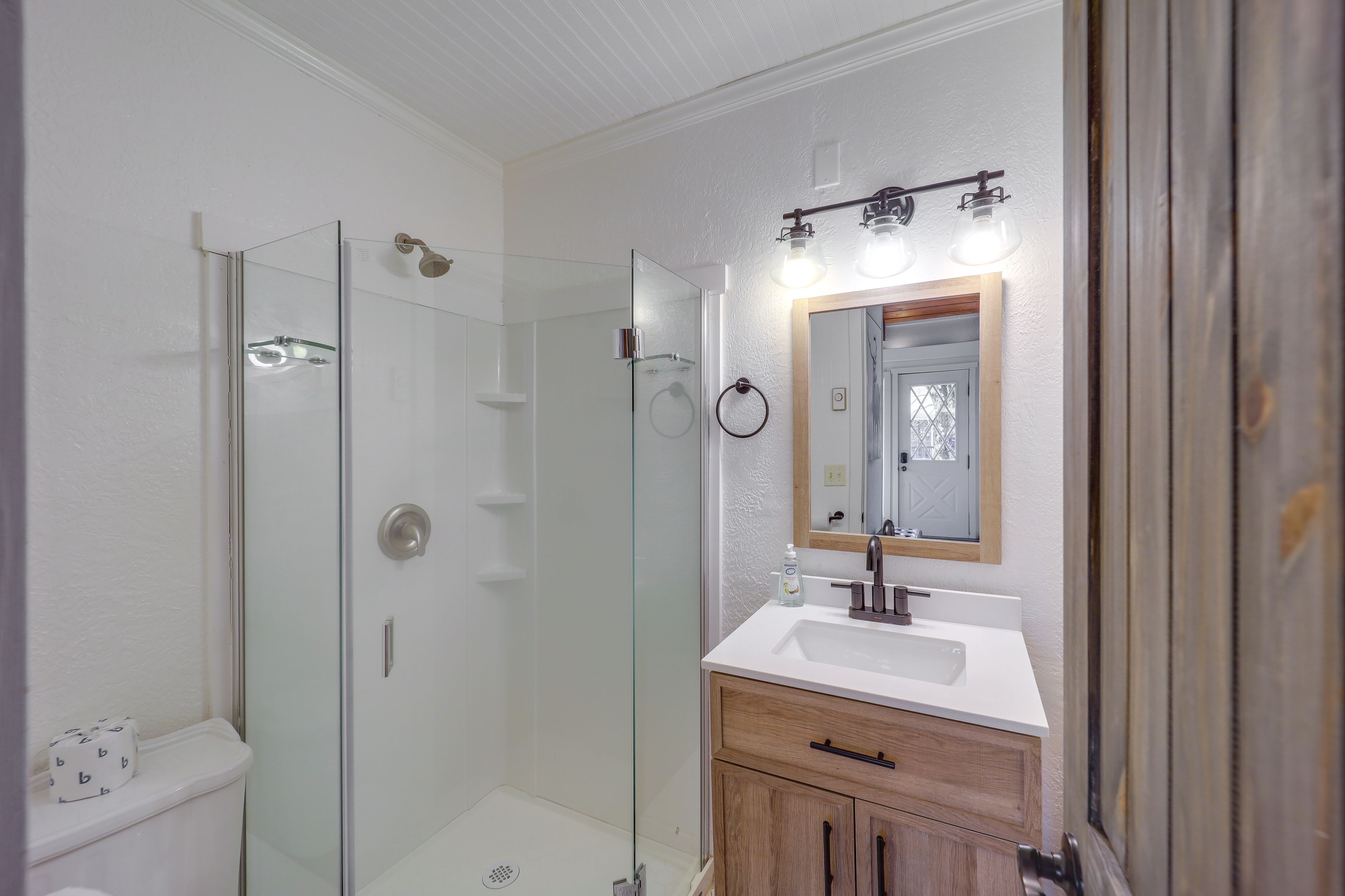 Full Bathroom | Hair Dryer | Main Level