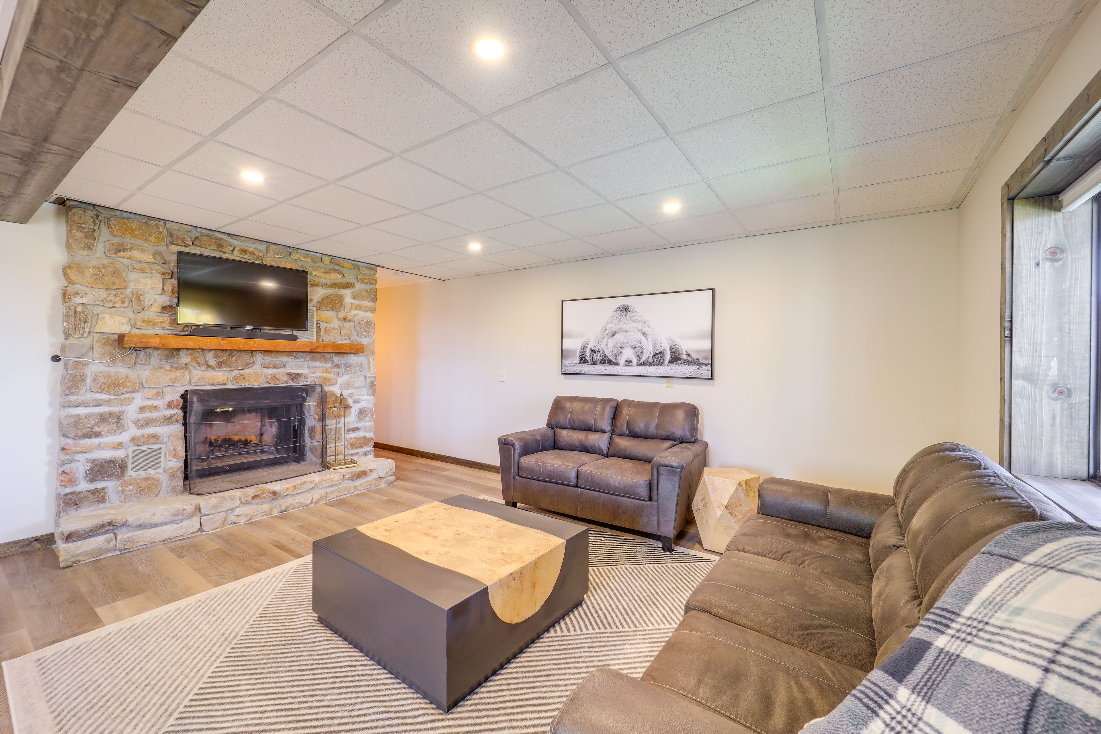 Family Room | Fireplace | Flat-Screen TV | Wet Bar | Lower Level