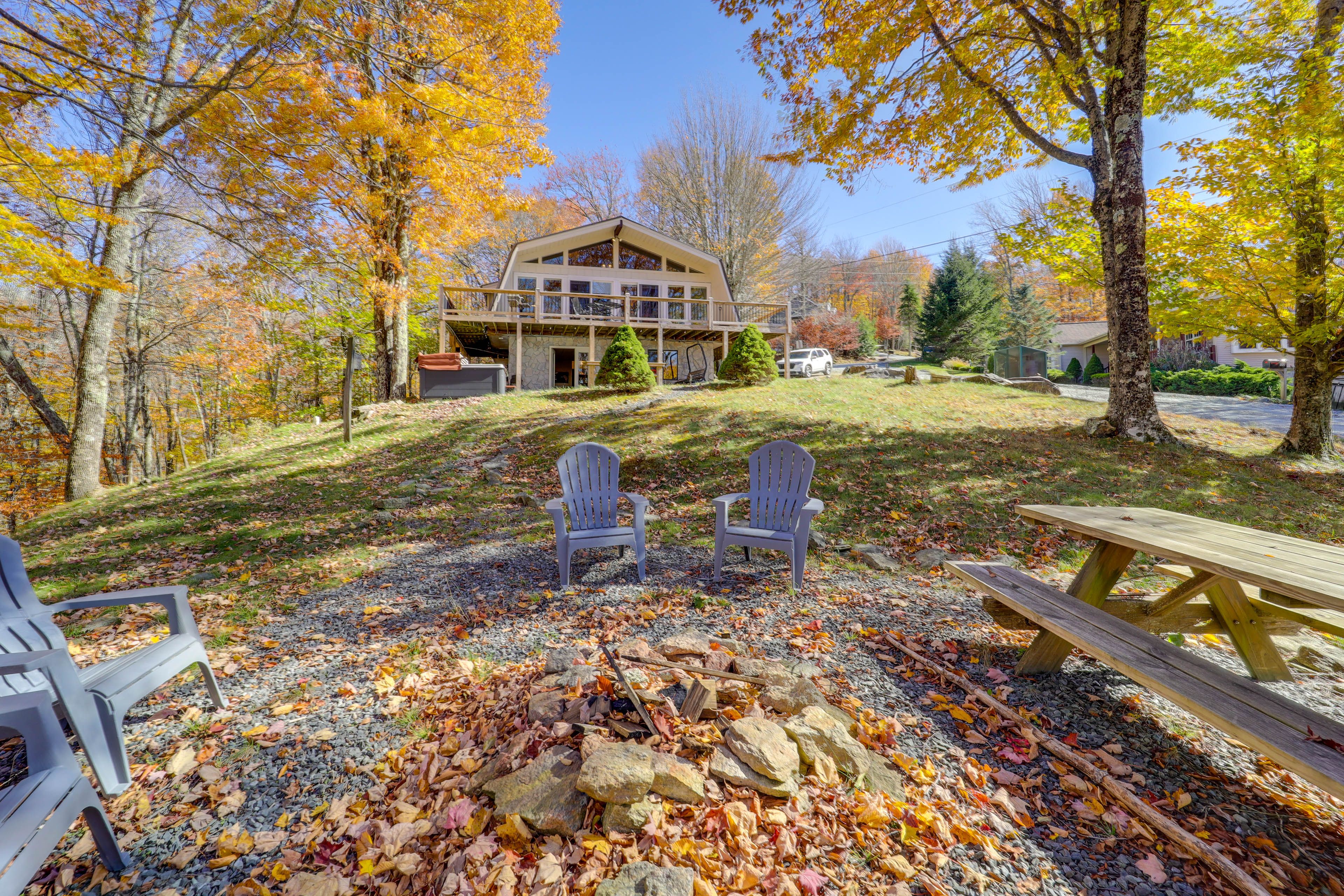Private Yard | Wood-Burning Fire Pit | Hot Tub
