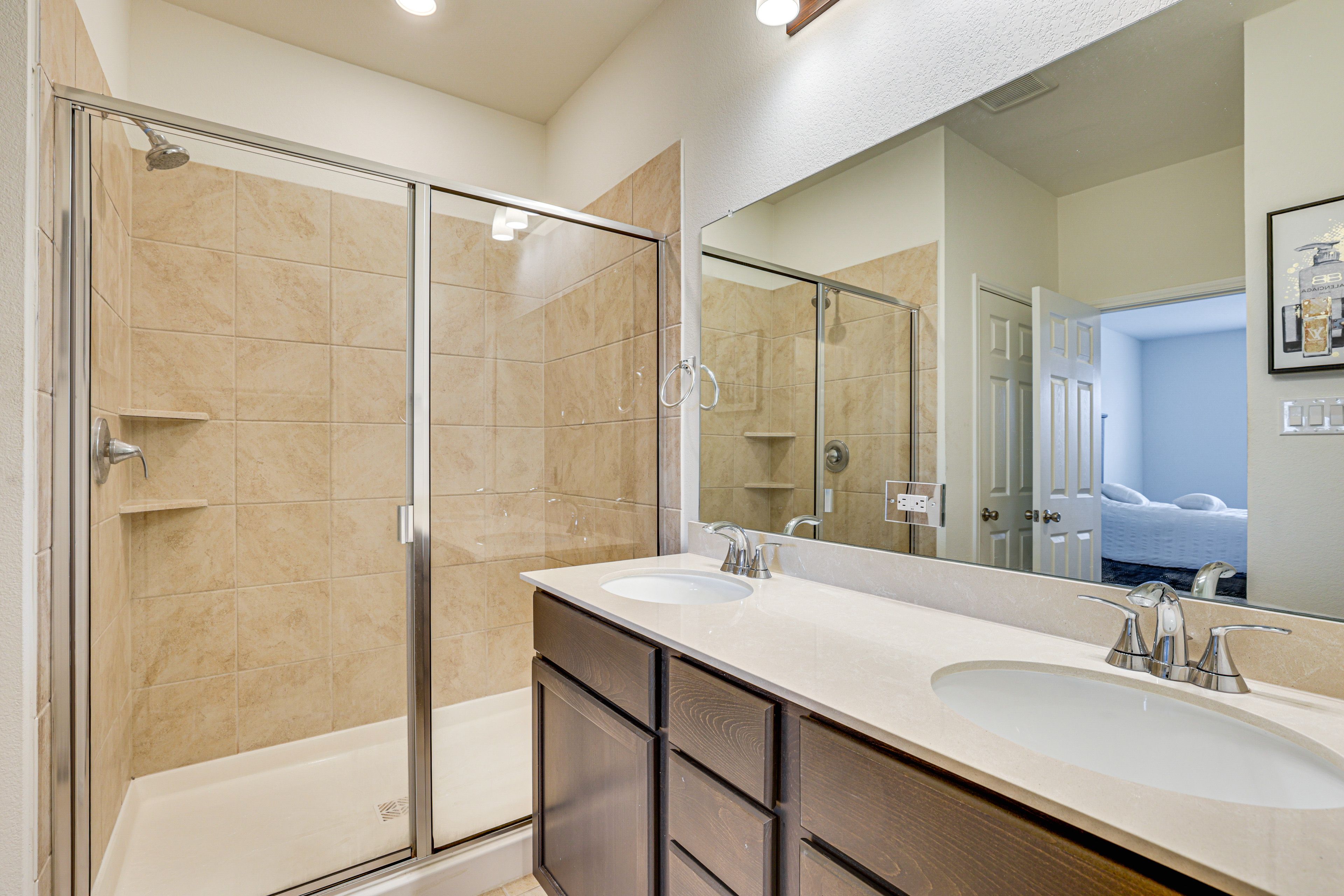 Full Bathroom | Towels Provided