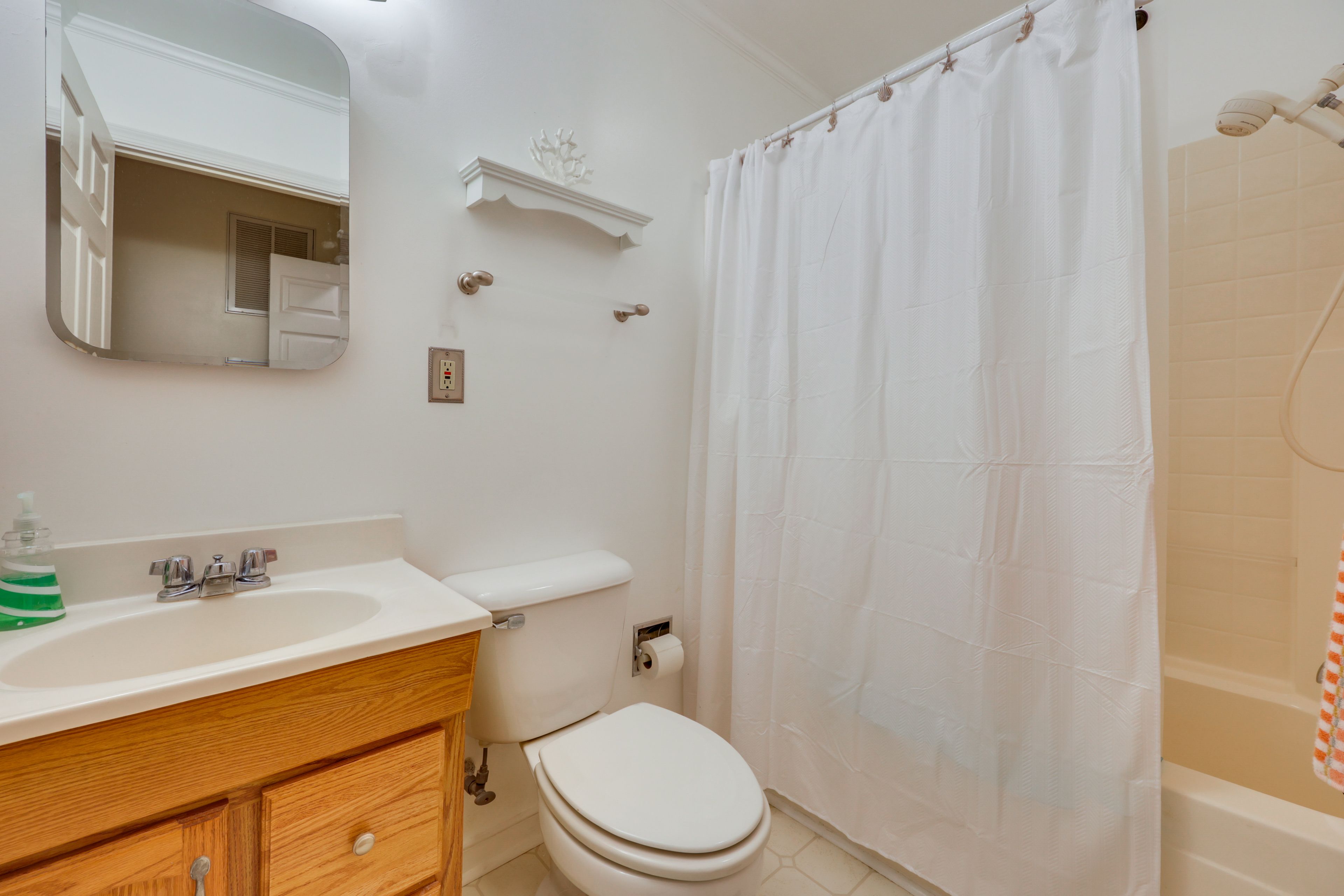 Full Bathroom | 1st Floor | Complimentary Toiletries | Towels Provided