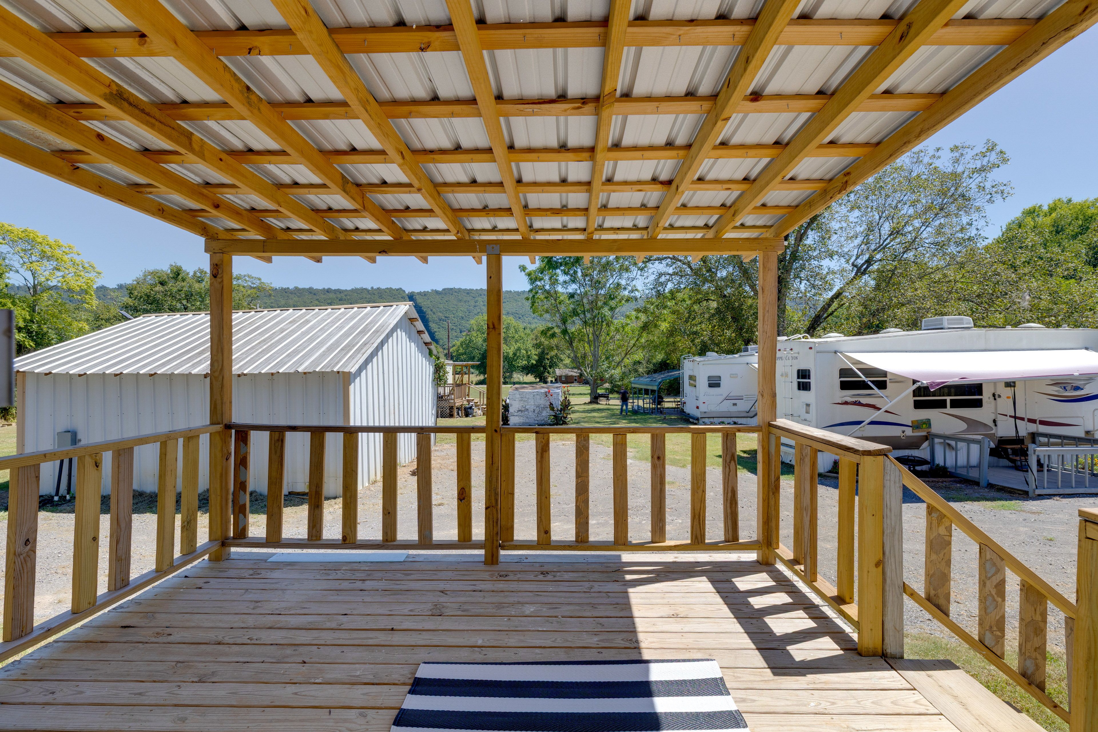 Covered Deck | 2 Mi to Lake Guntersville Access