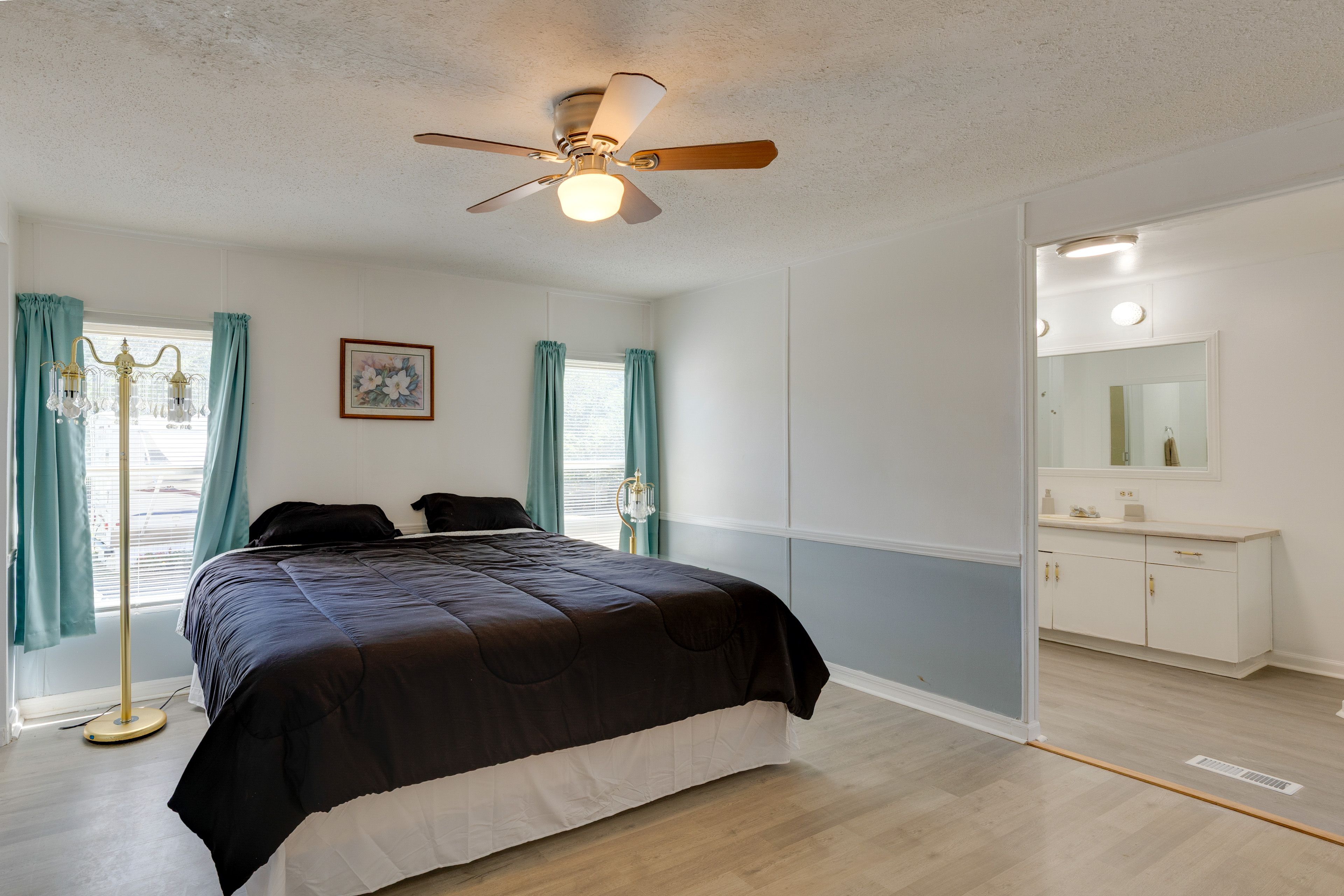 Bedroom | King Bed | Linens Provided