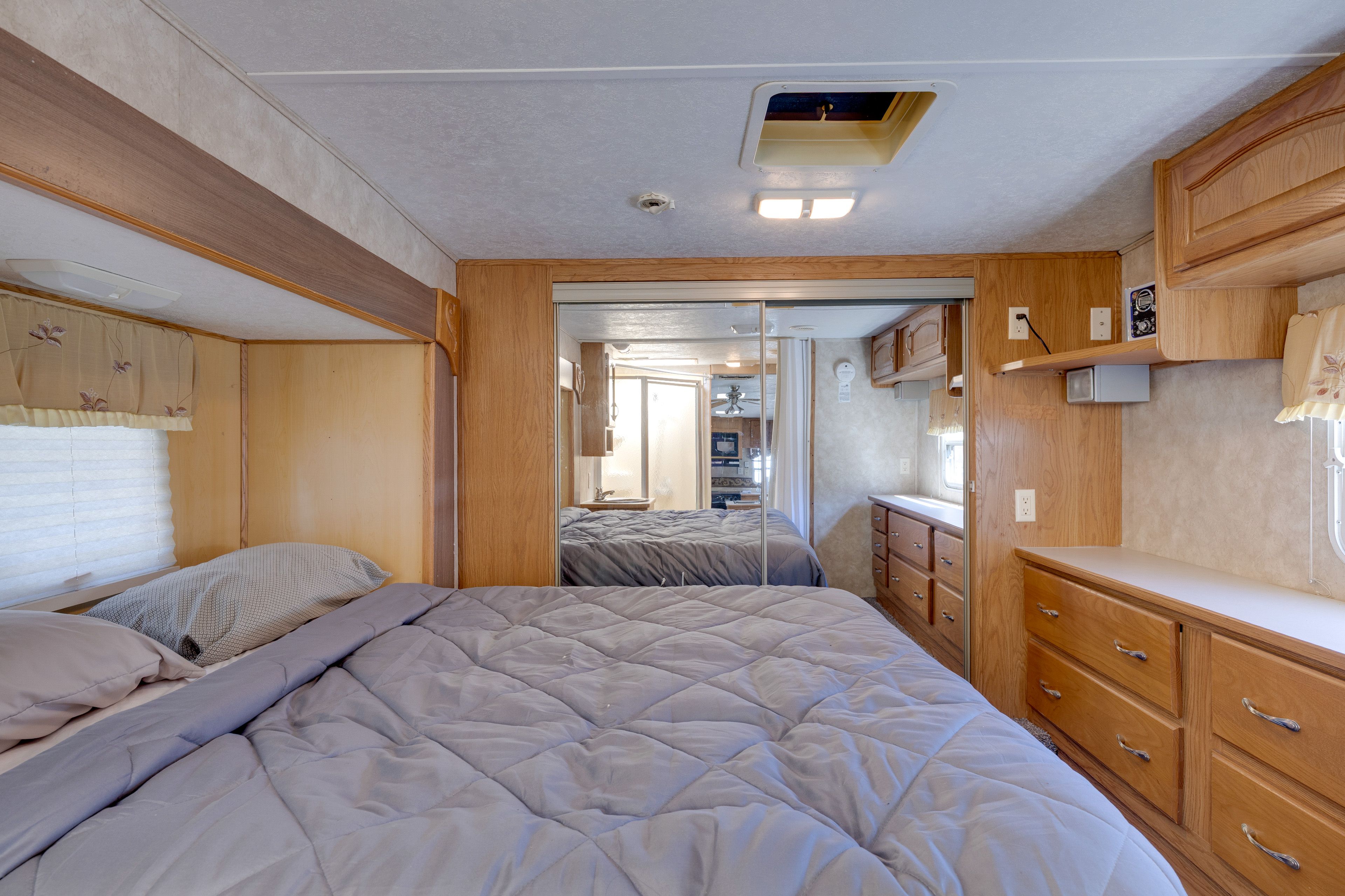 Studio | Queen Bed | Linens Provided