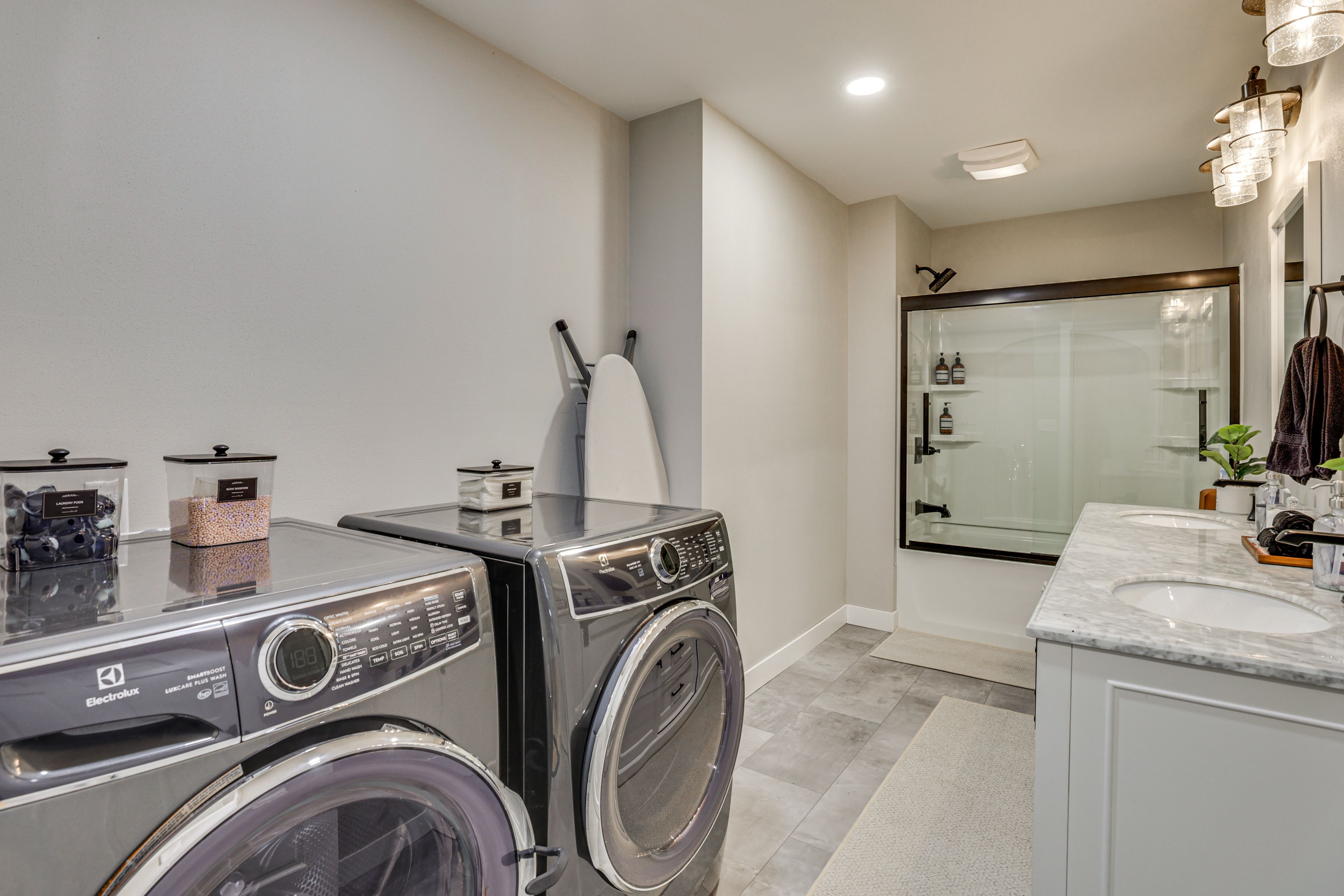 Full Bathroom | Main Level | Washer & Dryer