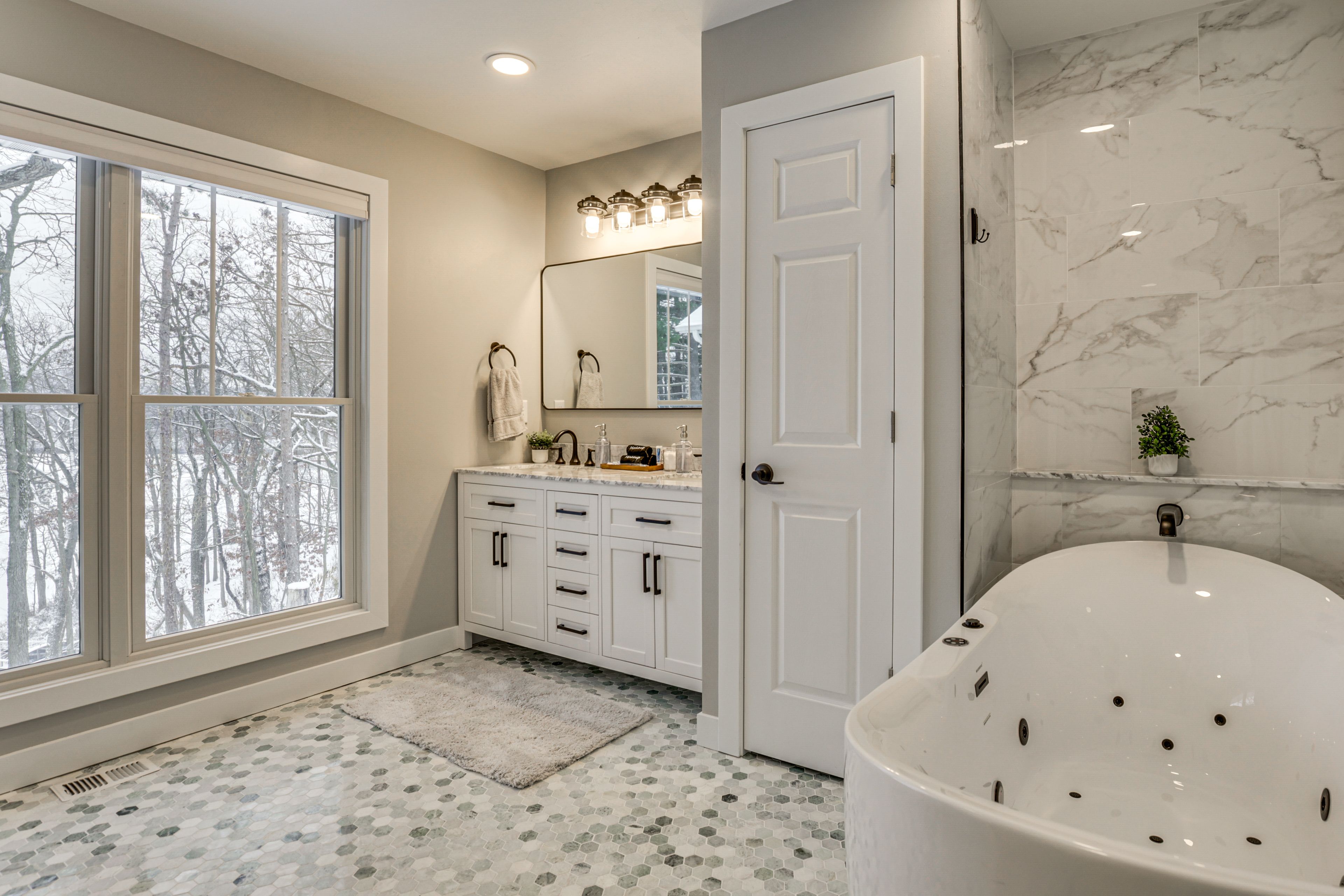 En-Suite Bathroom | Main Level | Towels Provided