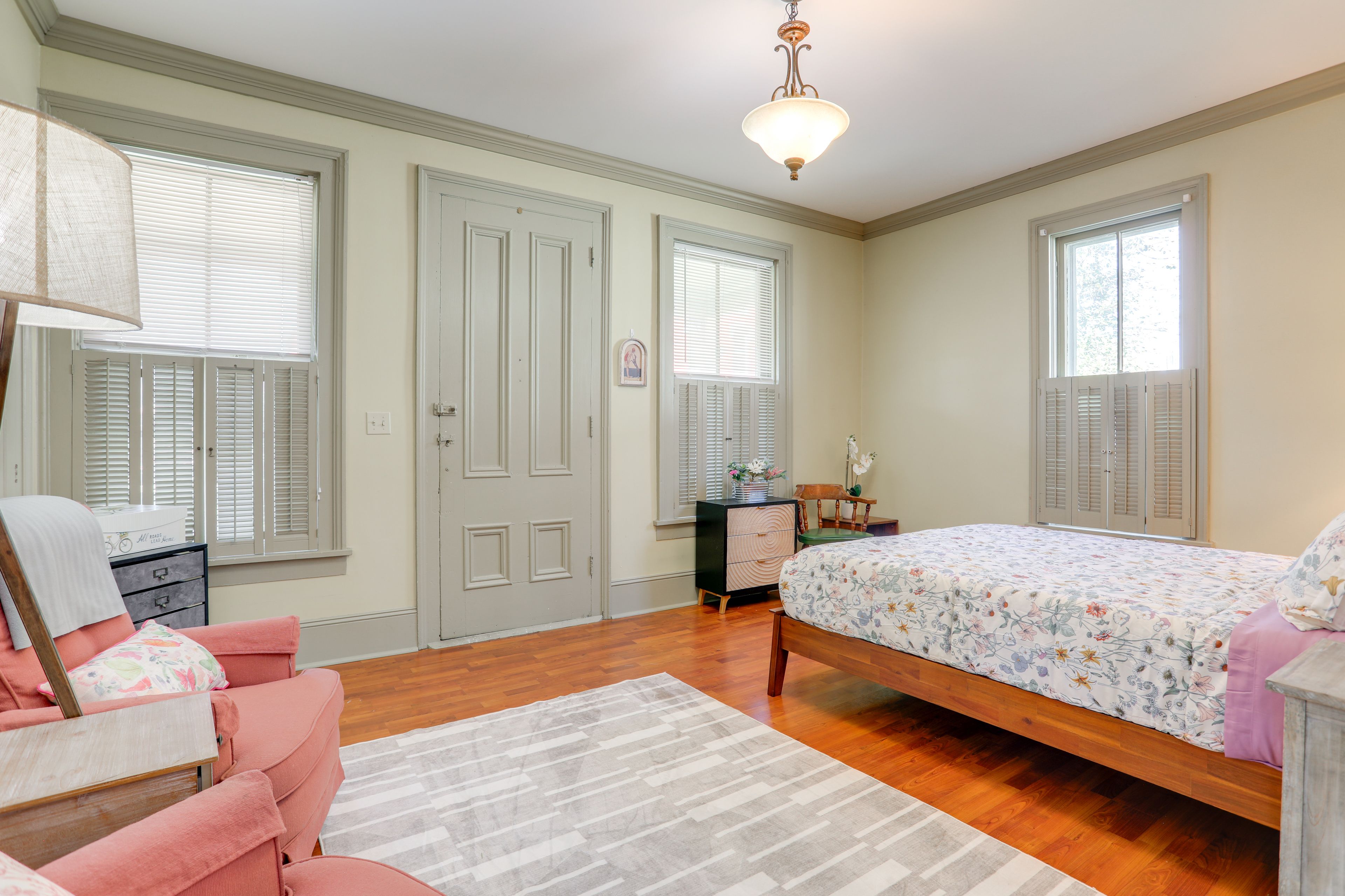 Bedroom | Queen Bed | Linens Provided