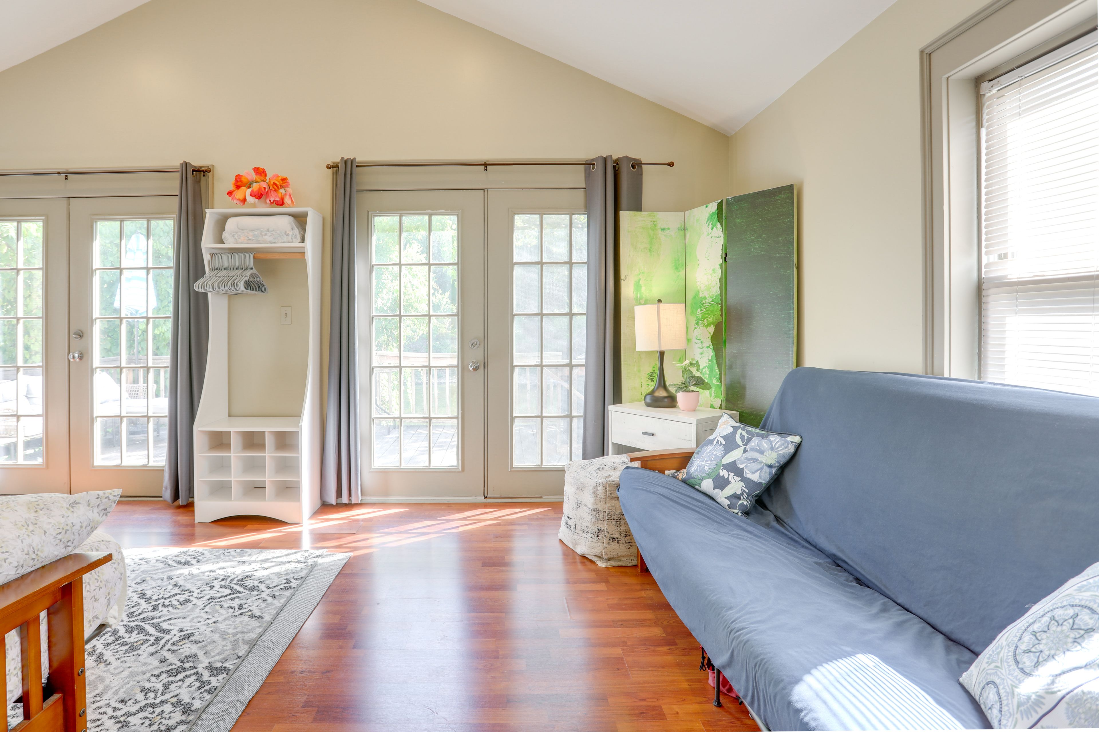 Sunroom | 2 Full Futons | Flat-Screen TV | Books